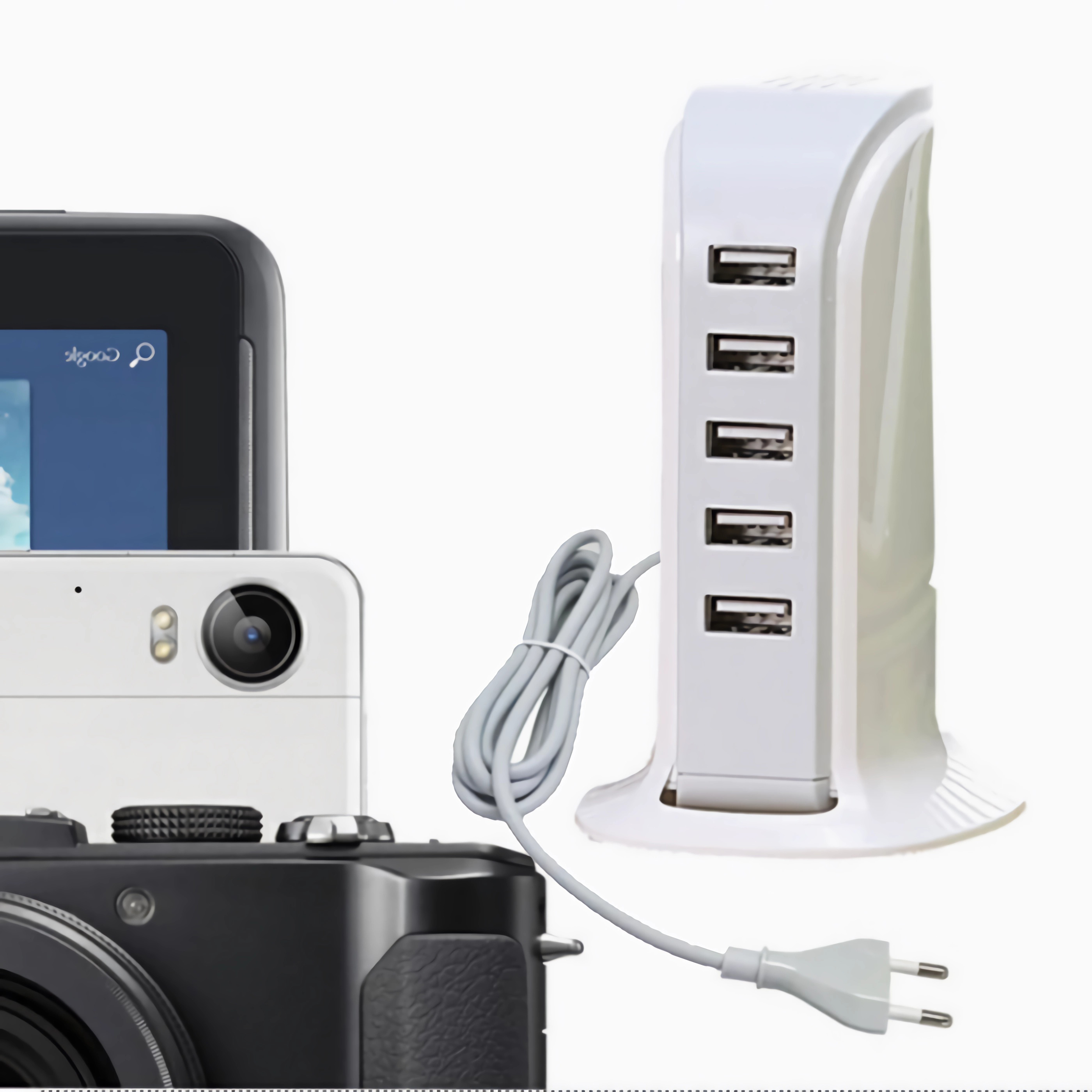 Weißer USB-Hub mit mehreren Anschlüssen, verbunden mit Kamera und Telefon.