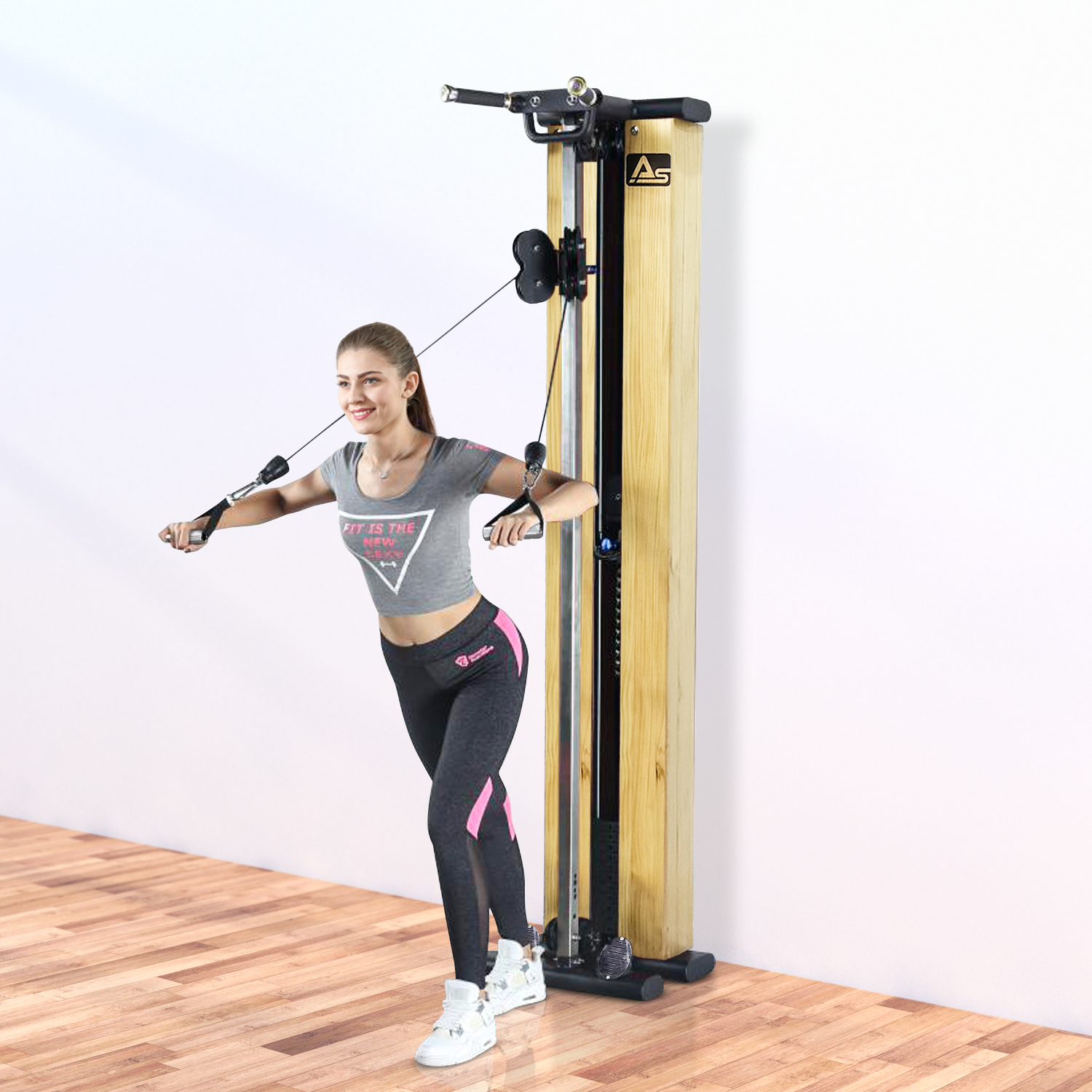 Frau macht Kabel-Brust-Fliegen an einer Holz-Metall-Fitnessmaschine.