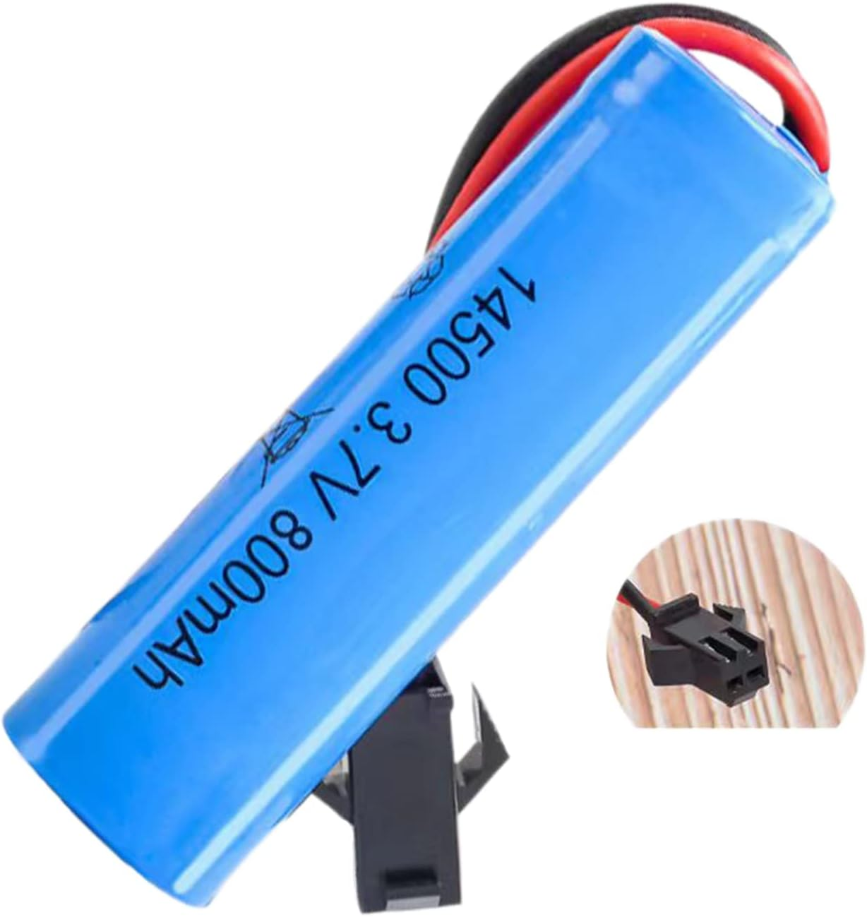 Eine blaue zylindrische Batterie mit schwarzen Anschlüssen. Text lautet 14500 3,7V 800mAh. Ein kleiner schwarzer Stecker wird gezeigt.