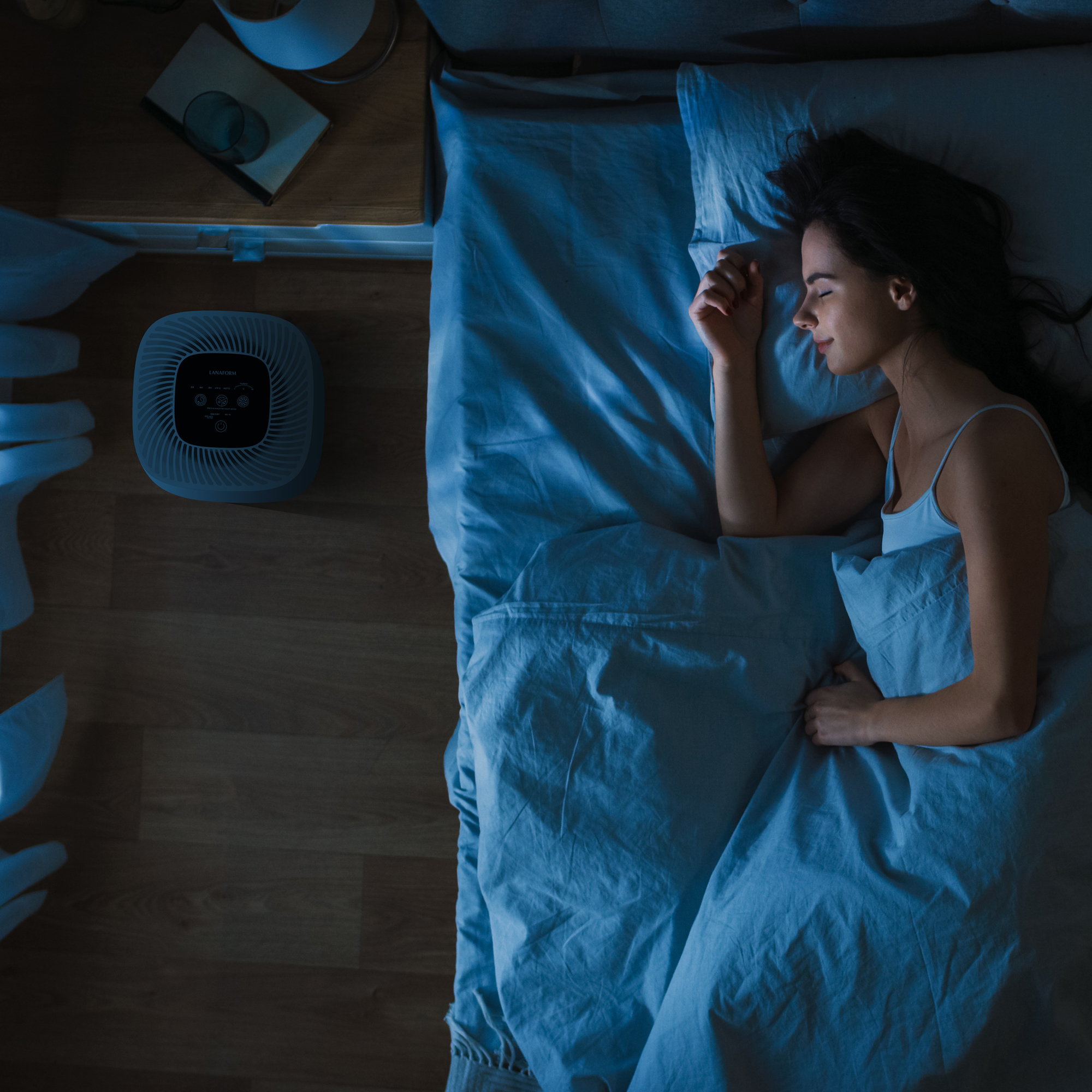 Schlafzimmer-Szene, Frau schläft im Bett, Luftreiniger auf dem Boden. Draufsicht, Blautöne.