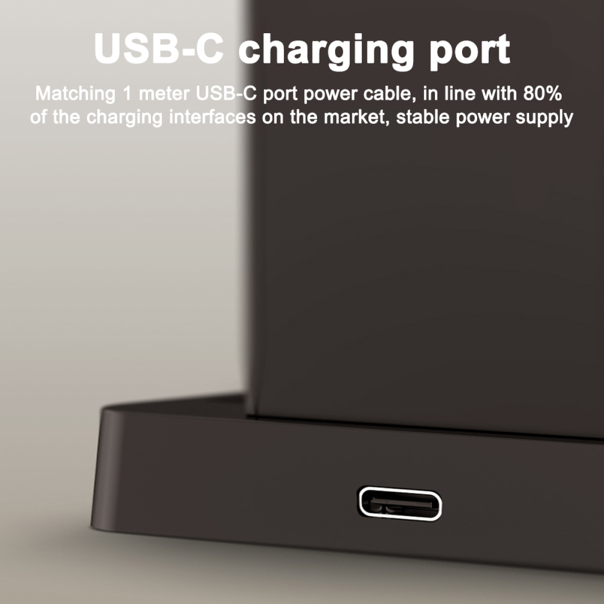 Nahaufnahme eines USB-C-Ladeanschlusses an einem schwarzen Gerät. Weißer Hintergrund.