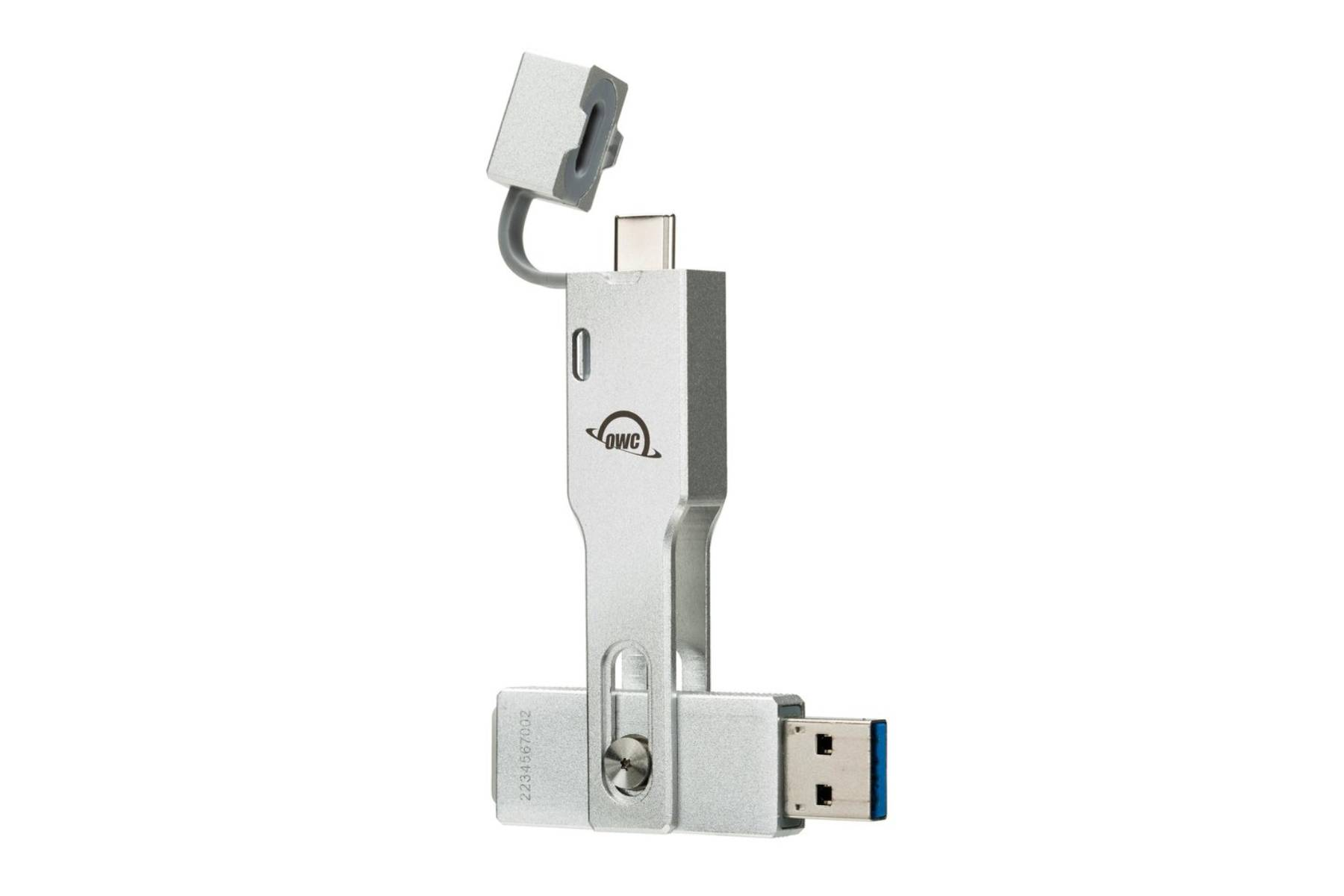 Srebrny adapter USB-C z wieloma portami, wyizolowany na białym tle.