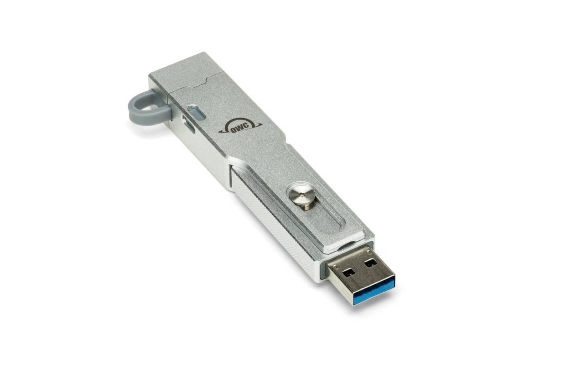 Srebrny dysk flash USB z portem USB. Dysk ma pętlę do mocowania i mechanizm przesuwny.