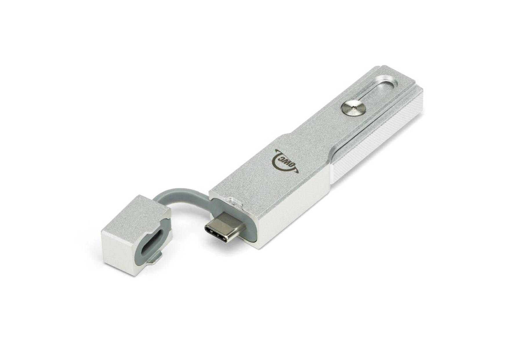Srebrny, kompaktowy adapter USB-C z małym kablem i złączem USB-C.