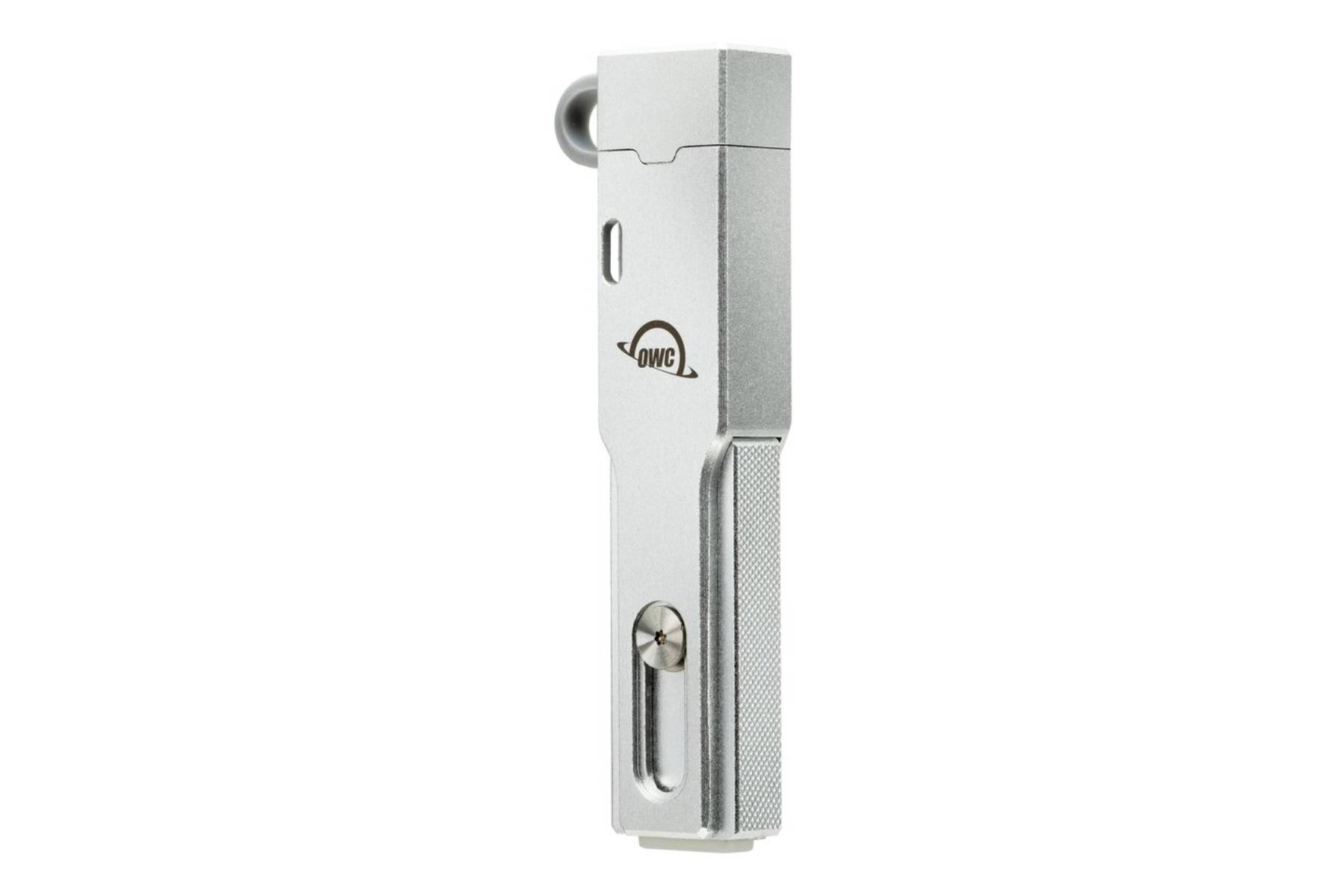Srebrny dysk USB z pętlą, stojący pionowo. Białe tło.