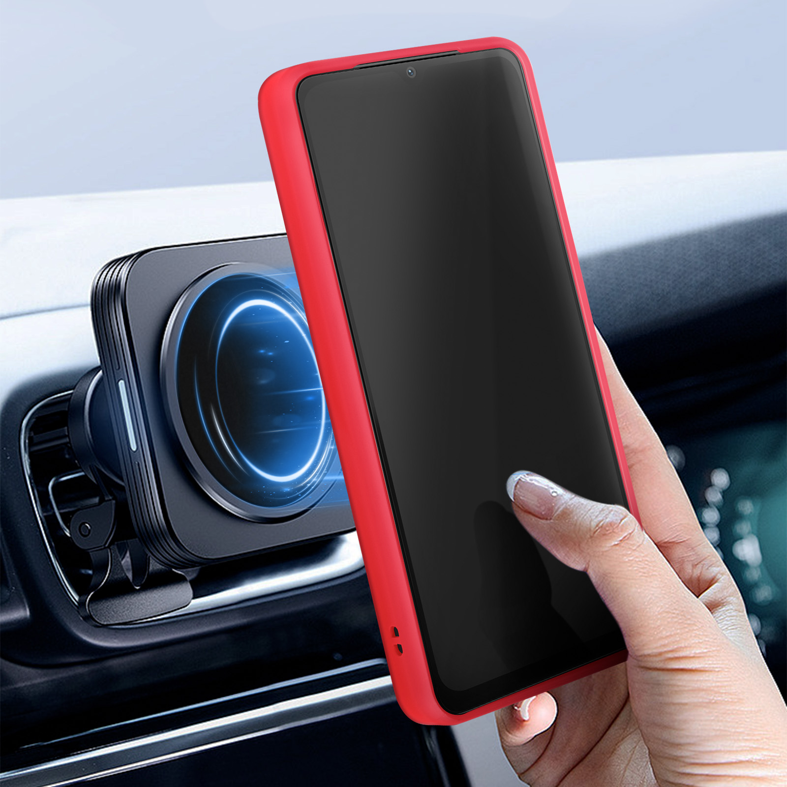 Un téléphone rouge dans un étui est tenu devant un support d'aération de voiture. L'écran est noir.