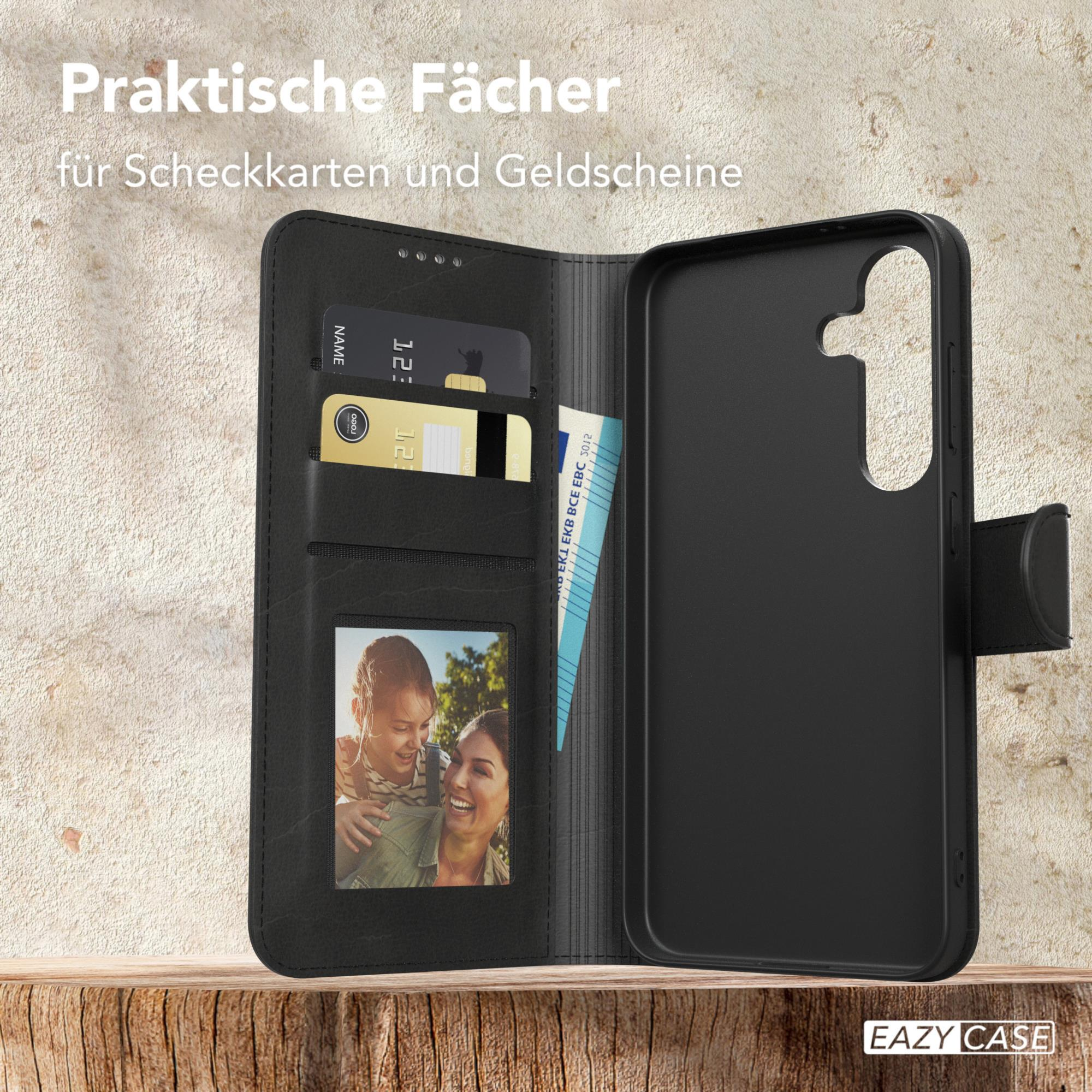 Geöffnete schwarze Handyhülle, Karten und Foto zeigend. Holzoberfläche.