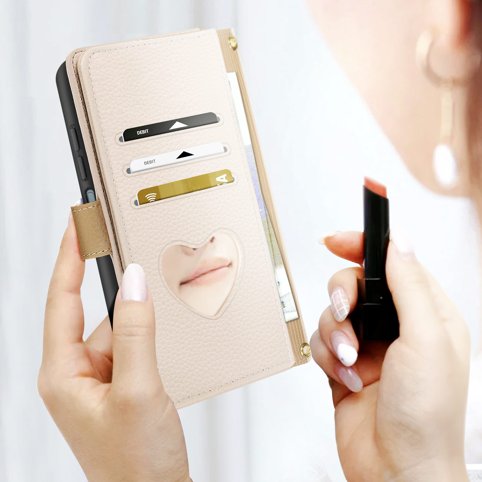 Una donna che tiene una custodia beige con specchio a forma di cuore, mostra l'applicazione del rossetto.