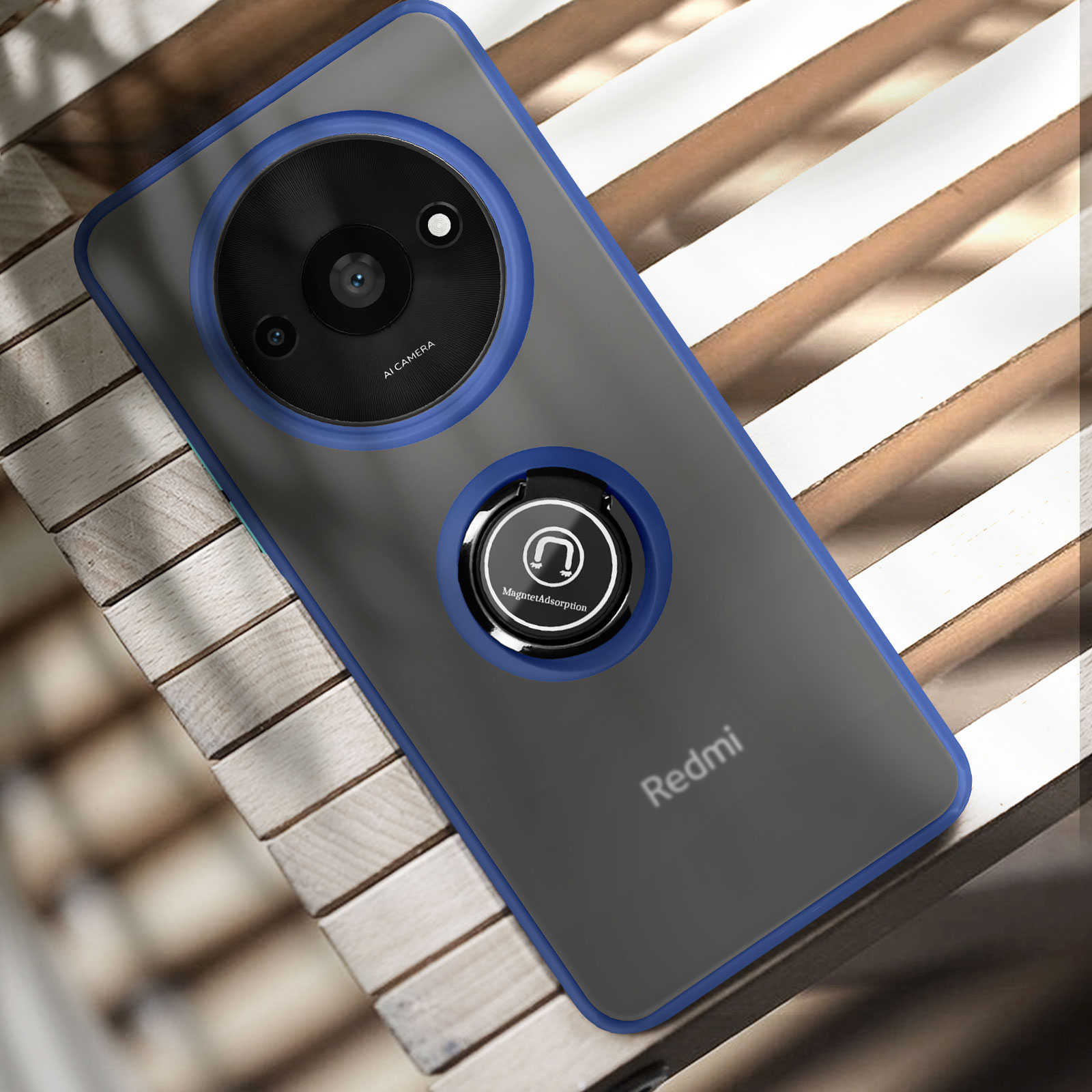 Telefono in custodia con bordi blu. Un porta anelli è attaccato sul retro.