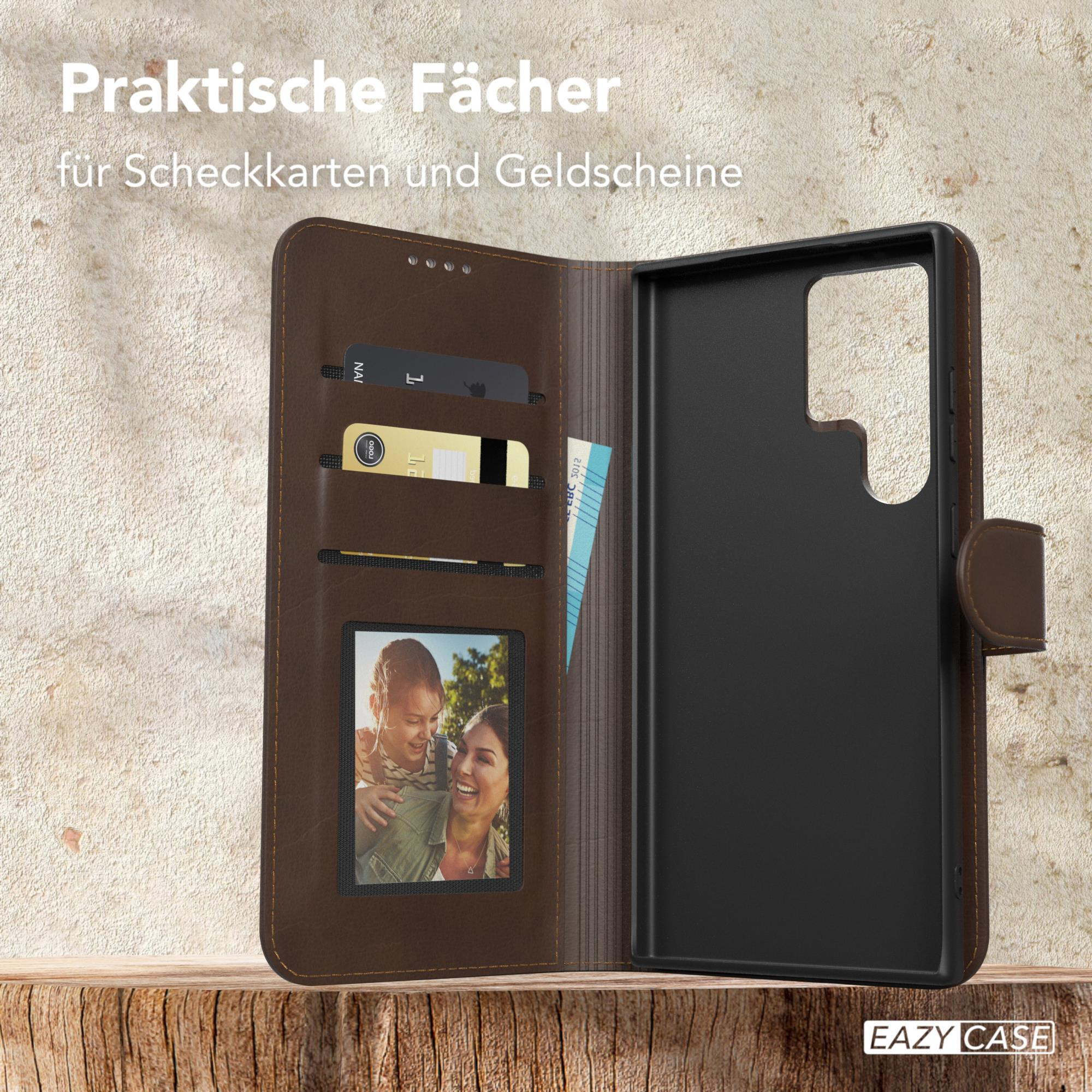 Geöffnete braune Leder-Handyhülle mit Kartenfächern, Foto und Telefonhalter.