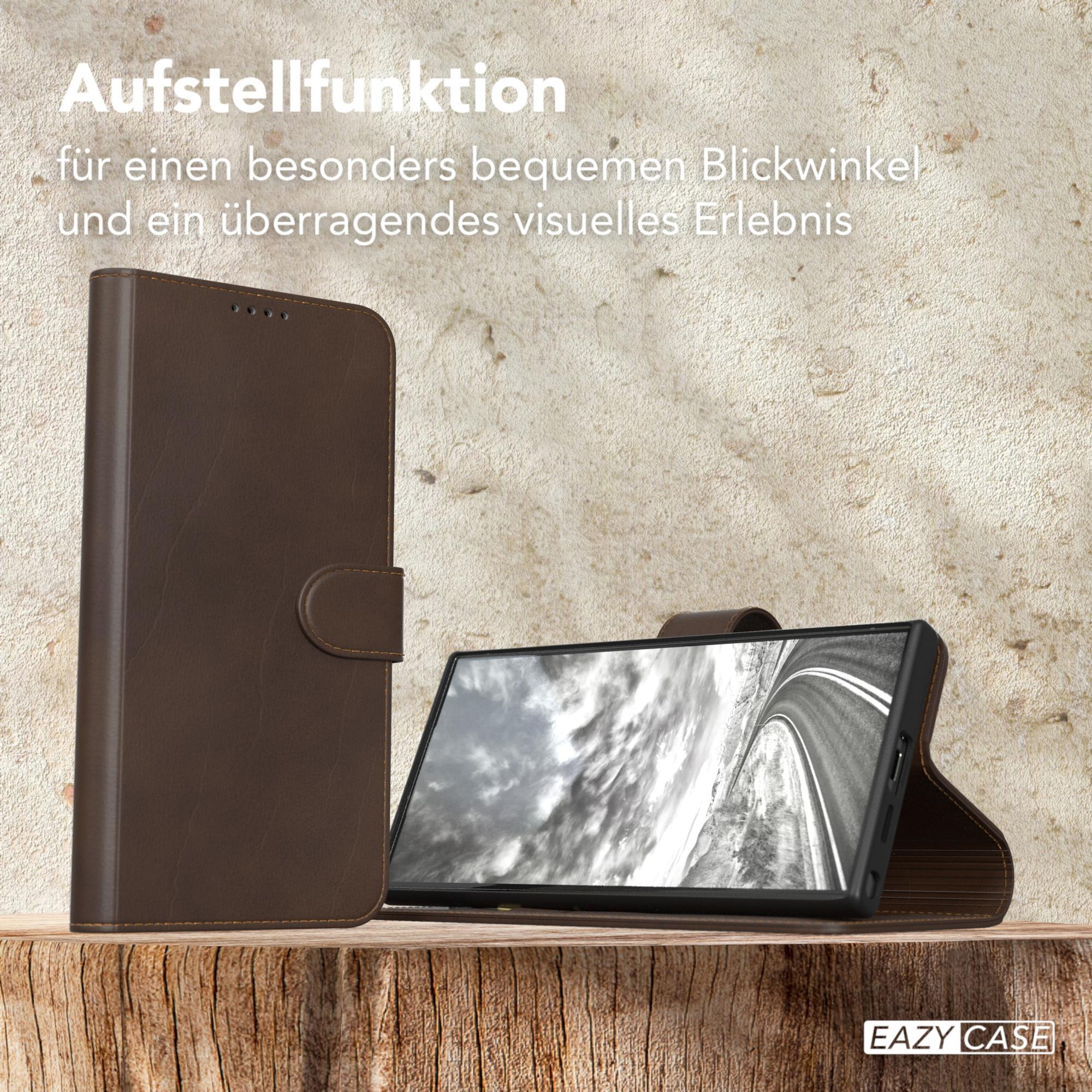 Braune Leder-Handyhülle mit Telefon, auf Holzoberfläche.