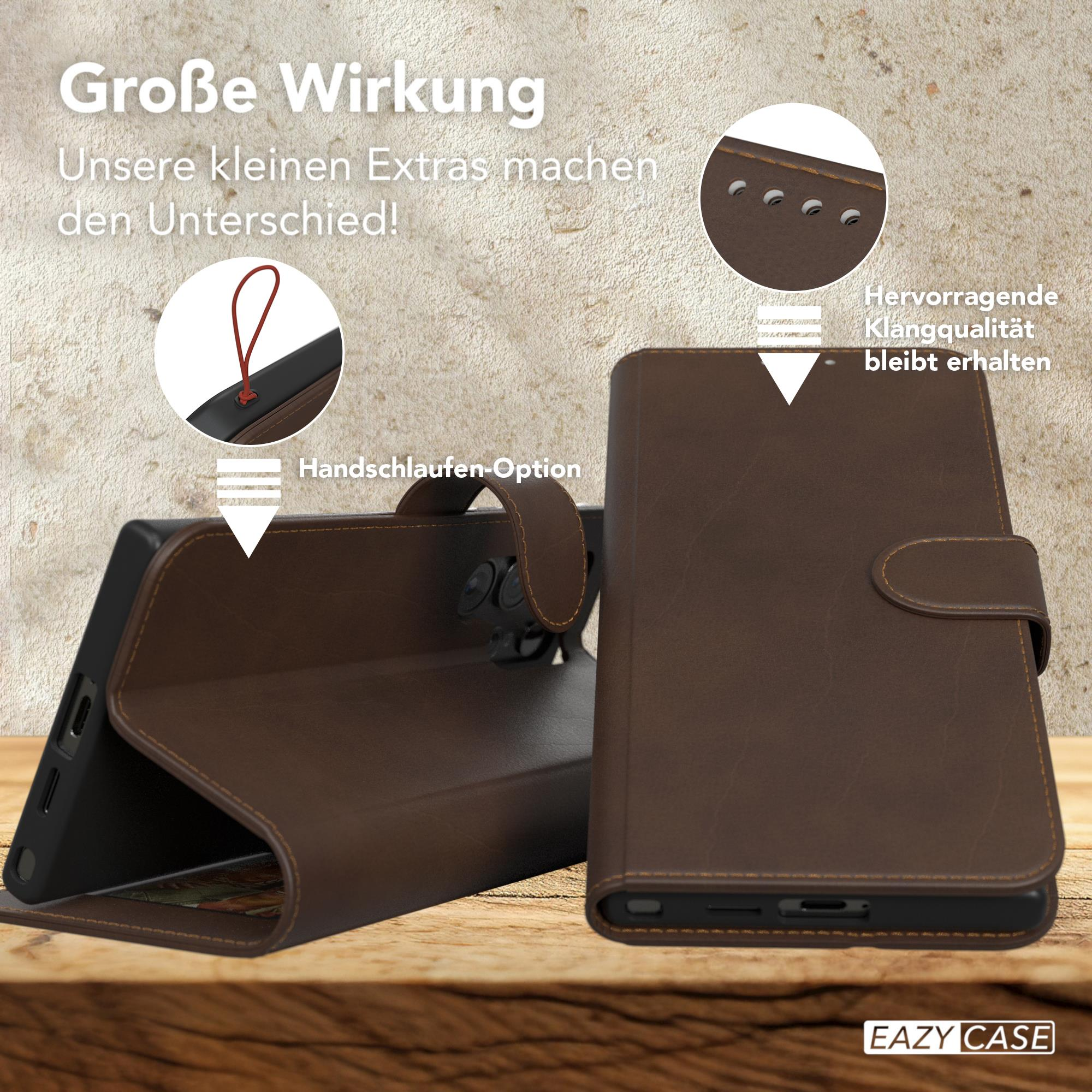 Braune Leder-Handyhülle offen und geschlossen, auf Holz. Deutscher Text über die Eigenschaften der Hülle.