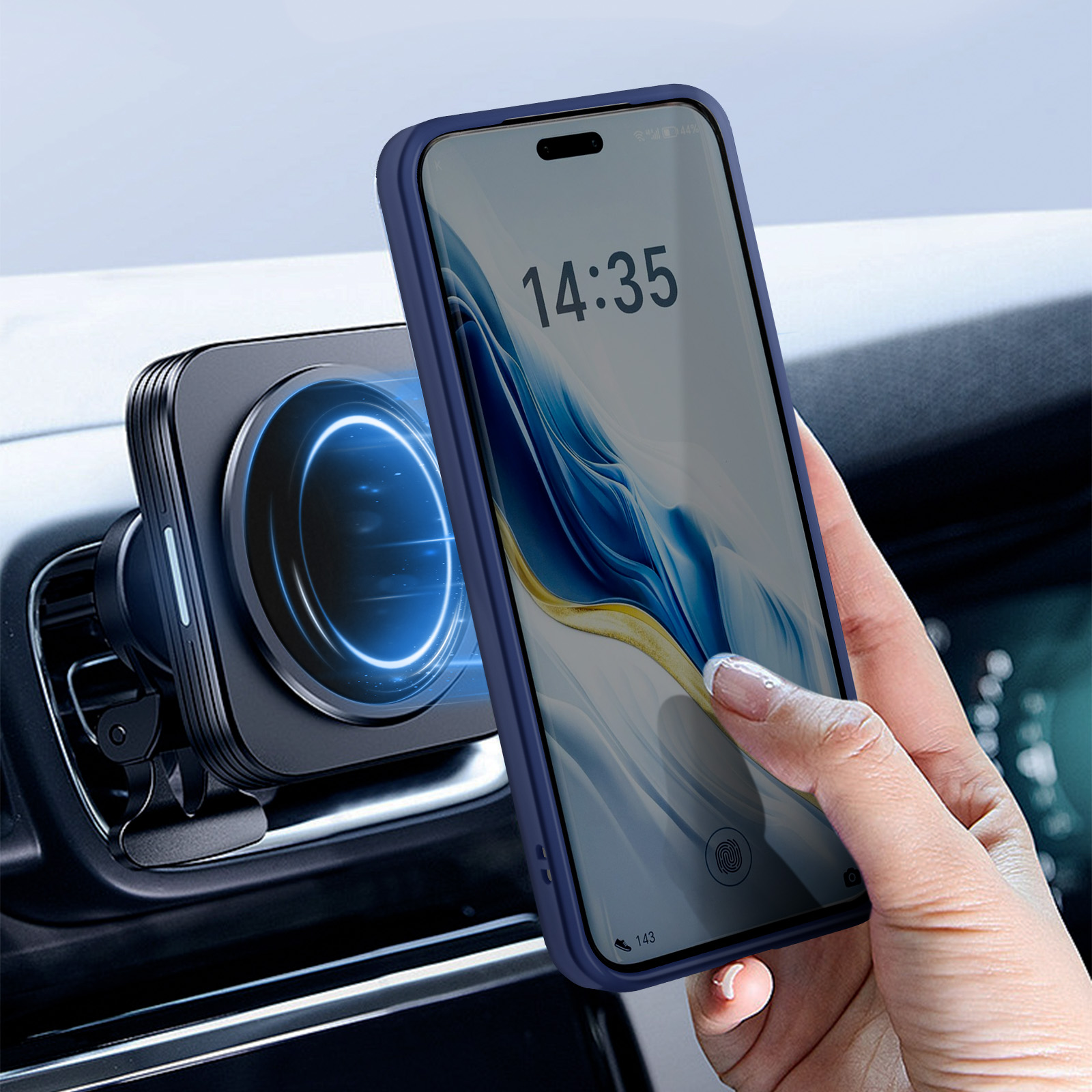 Una mano che tiene un telefono in un'auto, montato su un supporto magnetico. Il telefono mostra l'ora 14:35.