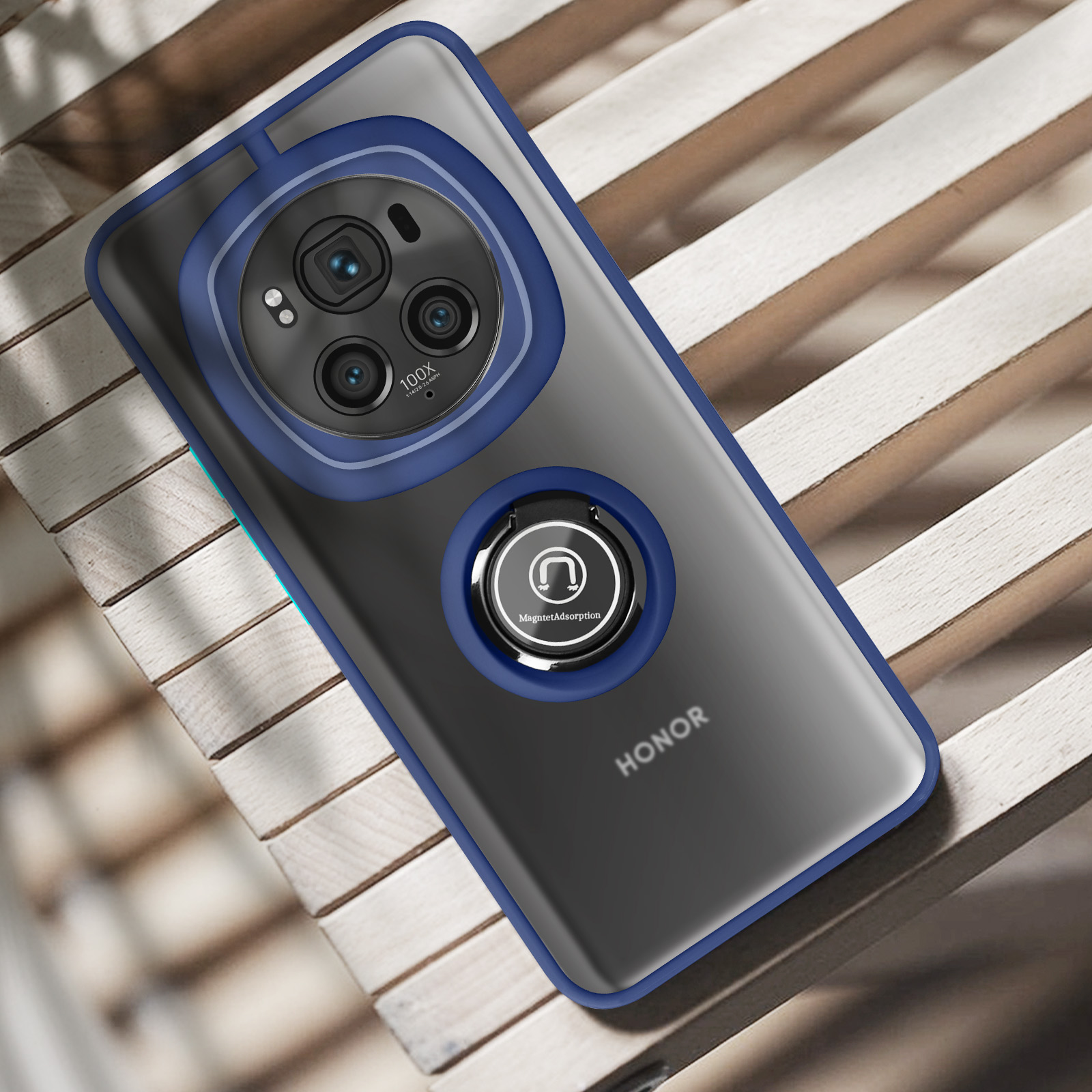 Il retro di un telefono in una custodia blu e trasparente con un rigonfiamento della fotocamera e un supporto ad anello.