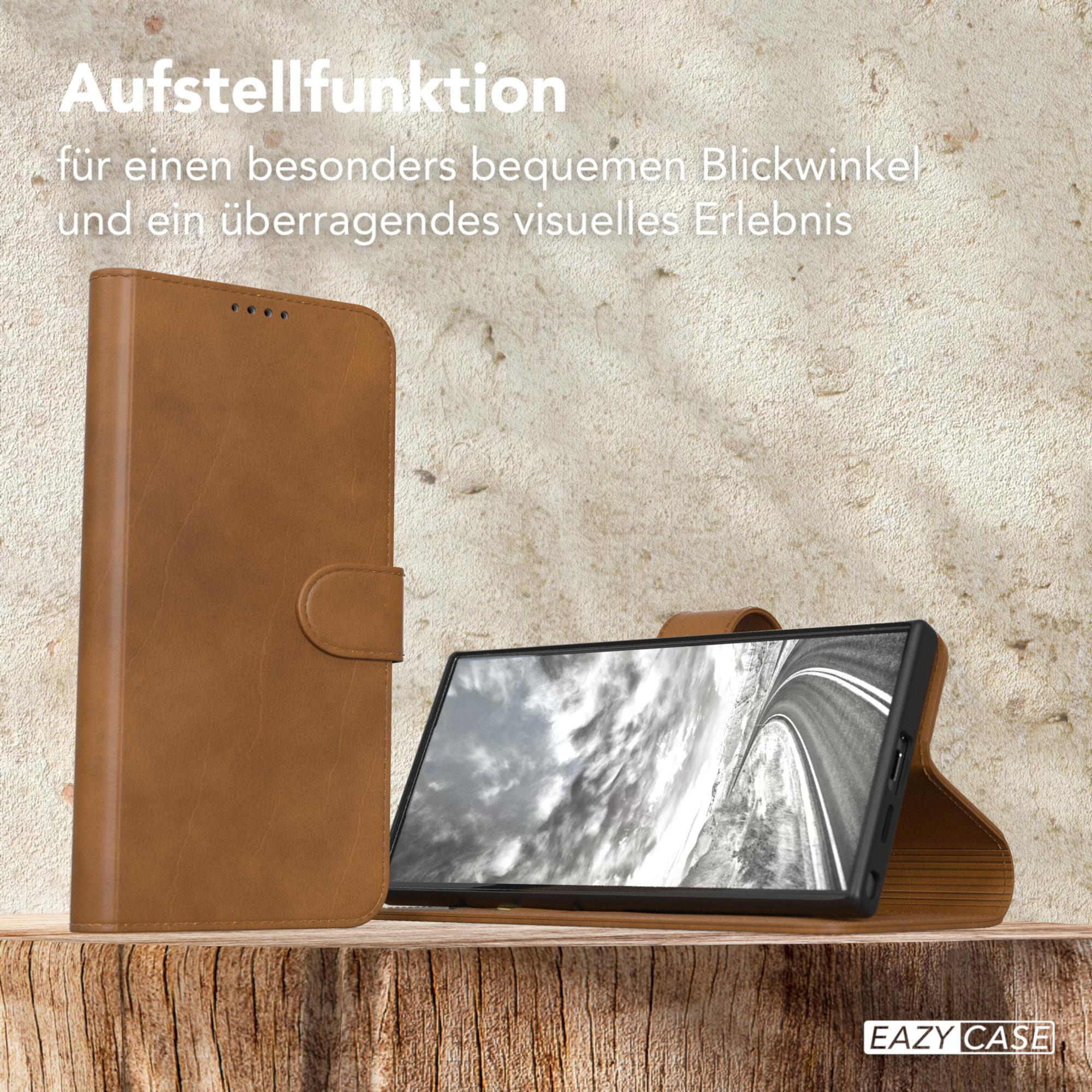 Eine braune Handyhülle mit einem Telefon darin, hochgestellt. Die Hülle hat einen Magnetverschluss.