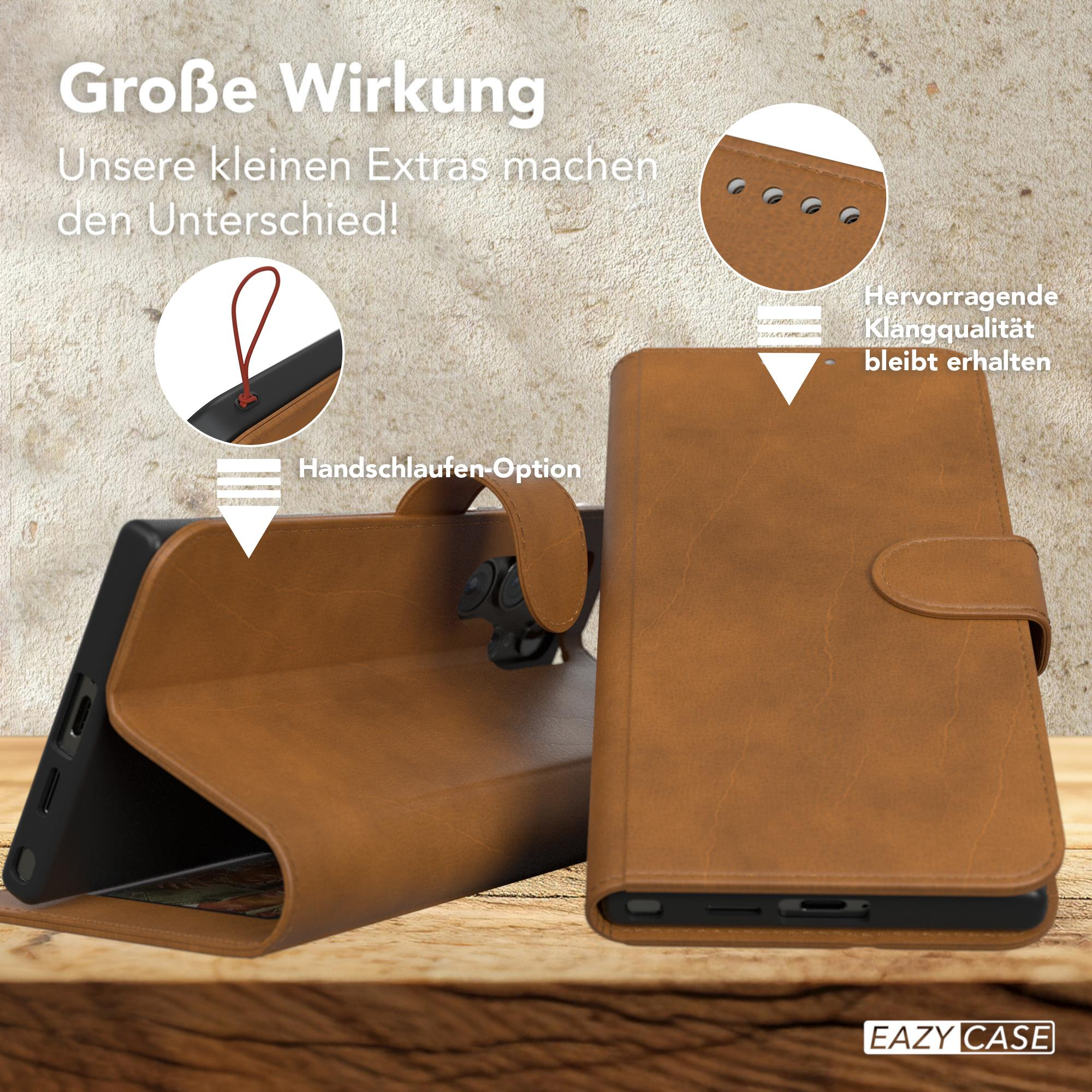 Braune Leder-Handyhülle. Sie ist offen und zeigt ein Telefon. Text und Details sind sichtbar.