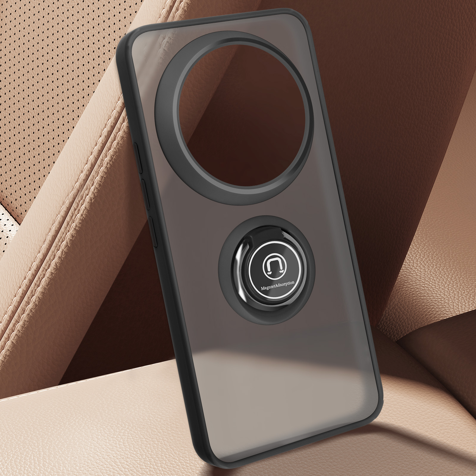 Una funda de teléfono con un soporte de anillo adjunto, sobre una superficie de cuero beige.