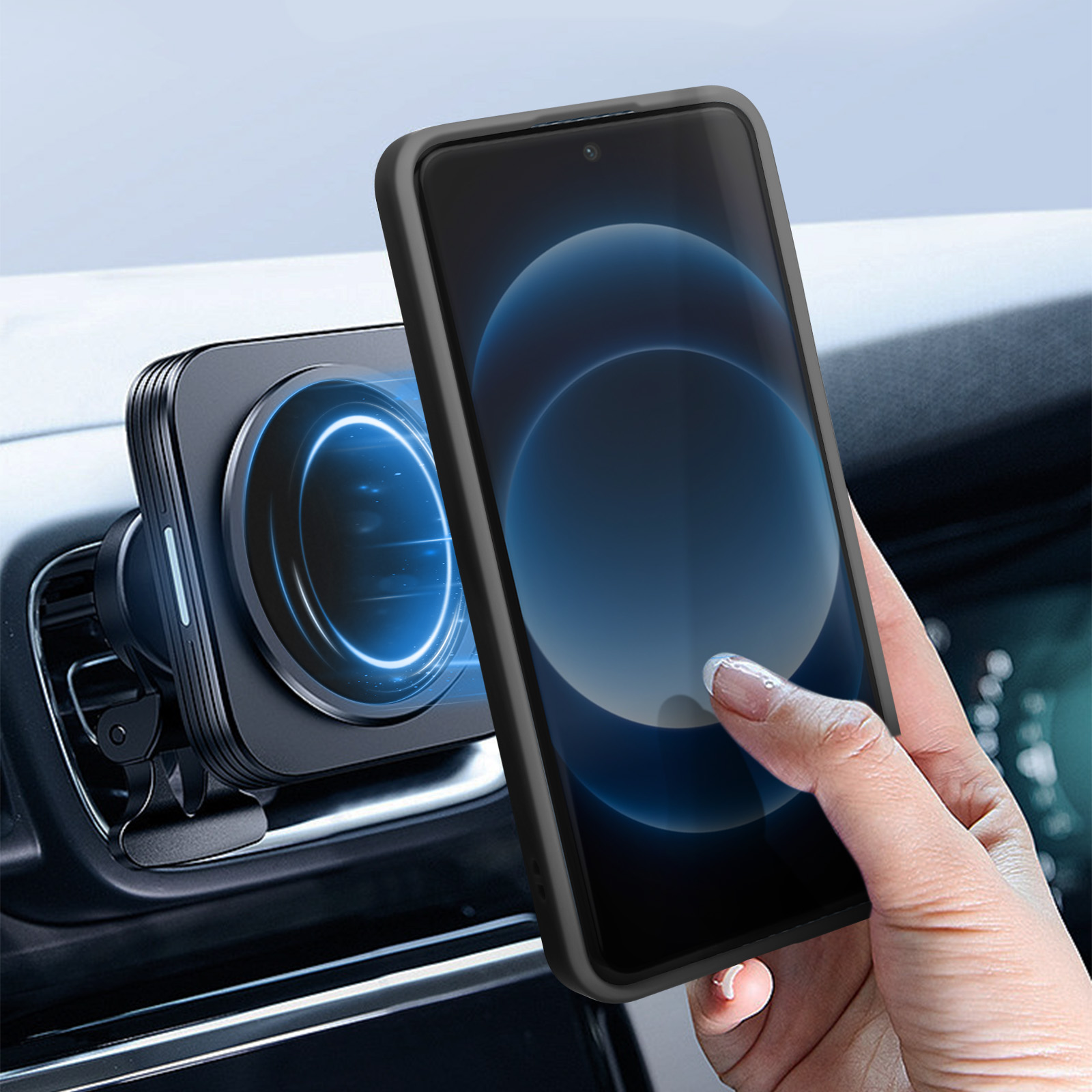 Un teléfono en una funda es sostenido por una mano cerca de un soporte para teléfono de coche.