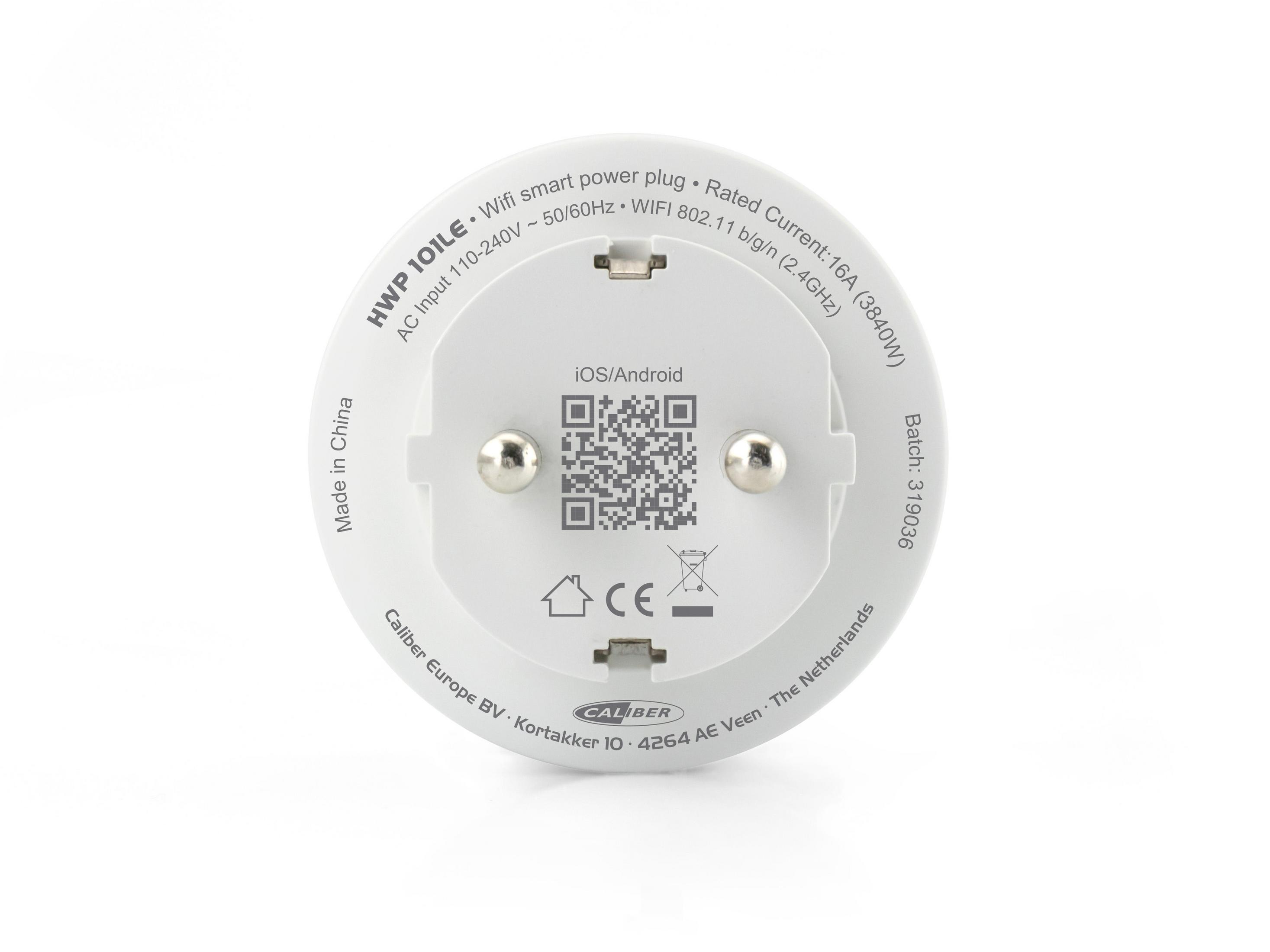 Weißer Smart Plug mit QR-Code und Text, auf Weiß, zeigt die Unterseite.