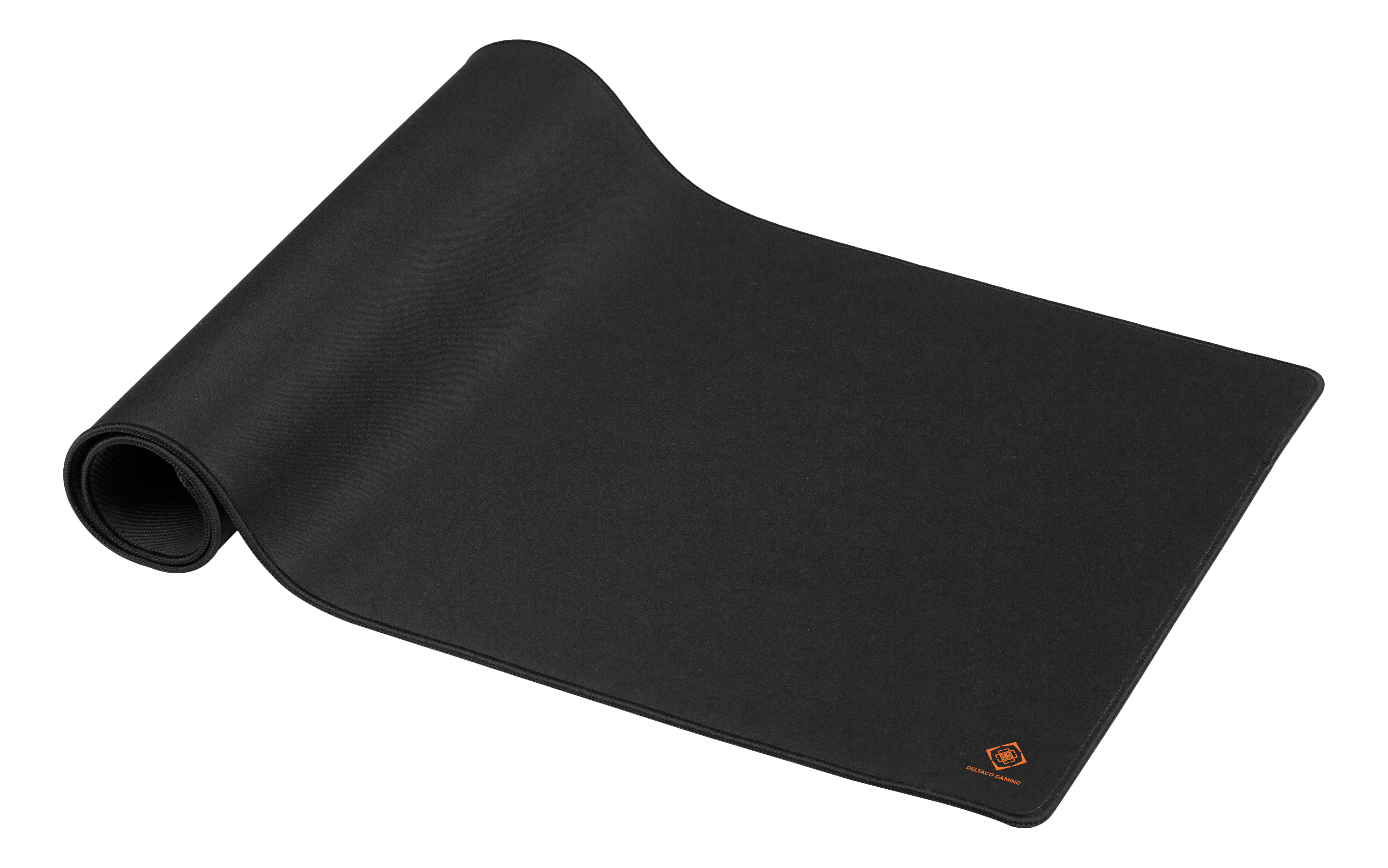 Tapis de souris noir roulé avec un petit logo orange sur fond blanc.