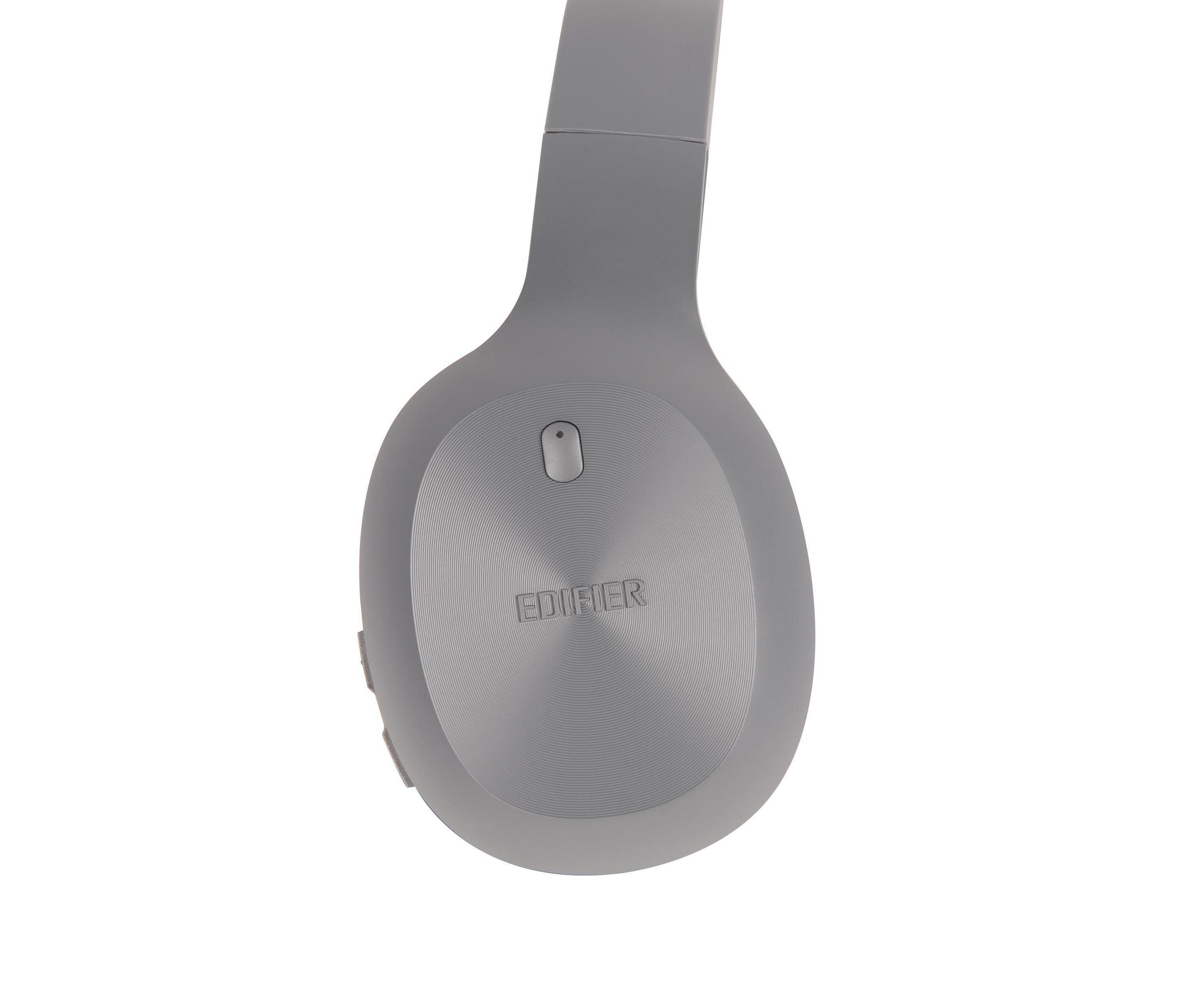 Zbliżenie szarych słuchawek. Logo Edifier na nauszniku. Białe tło.