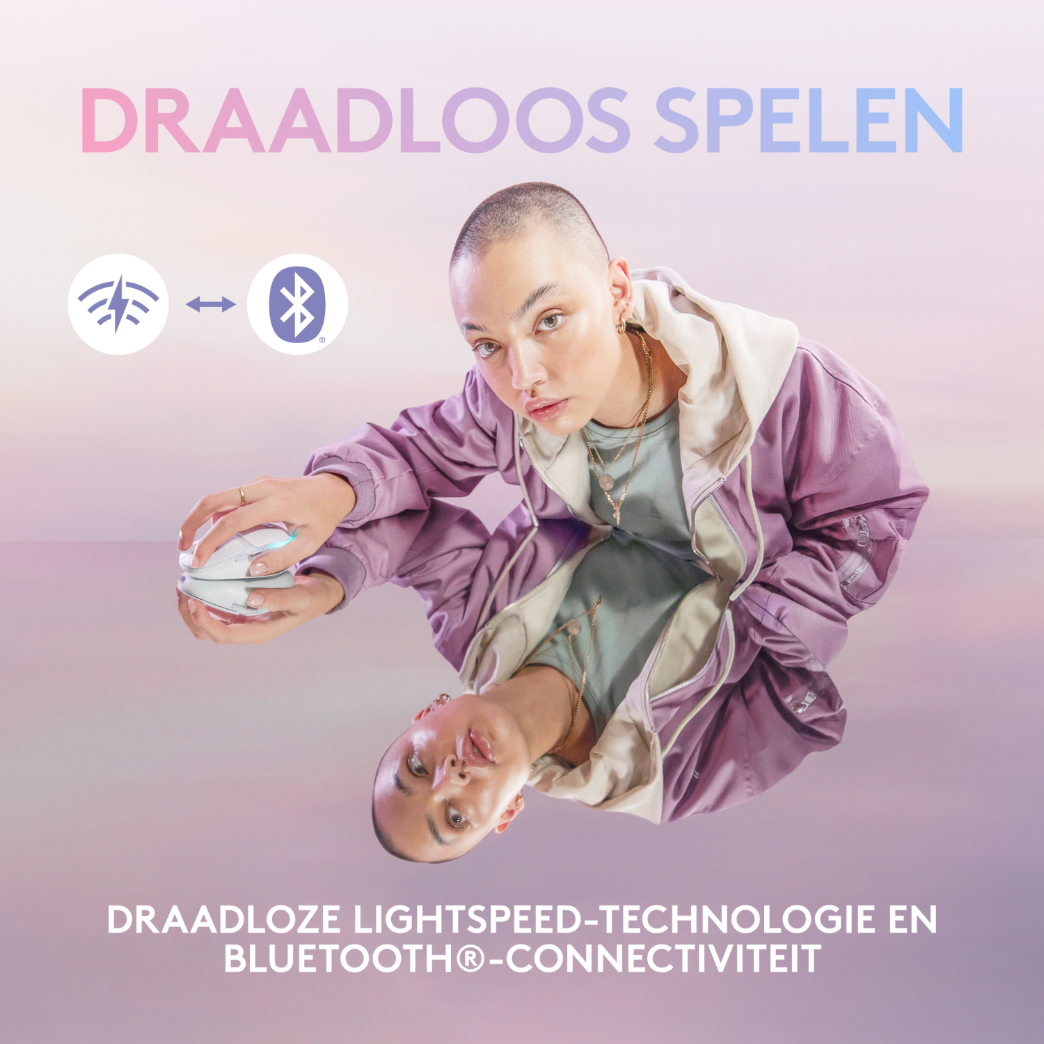 Kobieta z ogoloną głową trzyma białą mysz. Tekst w języku niderlandzkim.