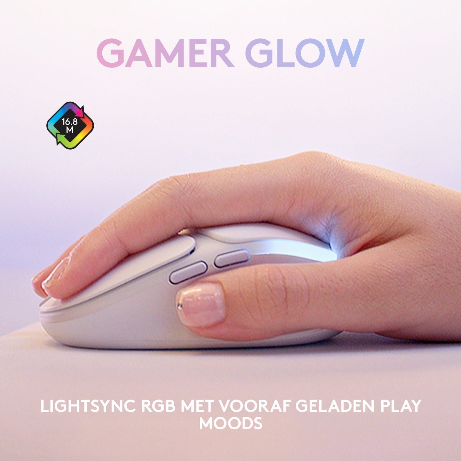 Dłoń używająca białej myszy gamingowej. Mysz jest podświetlona, nad nią tekst Gamer Glow.