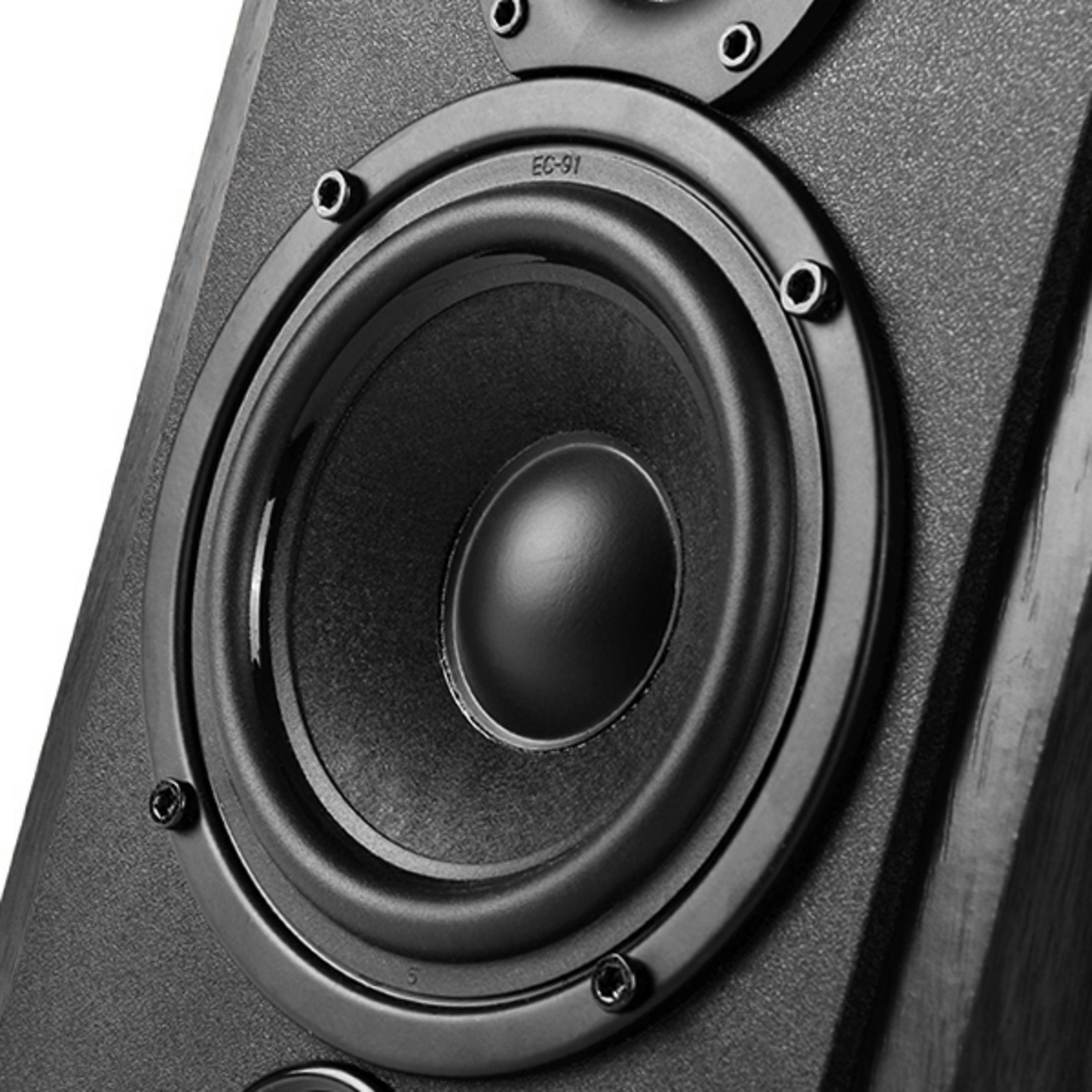 Zbliżenie czarnego głośnika. Ma duży głośnik centralny, a rama ma 4 otwory na śruby.