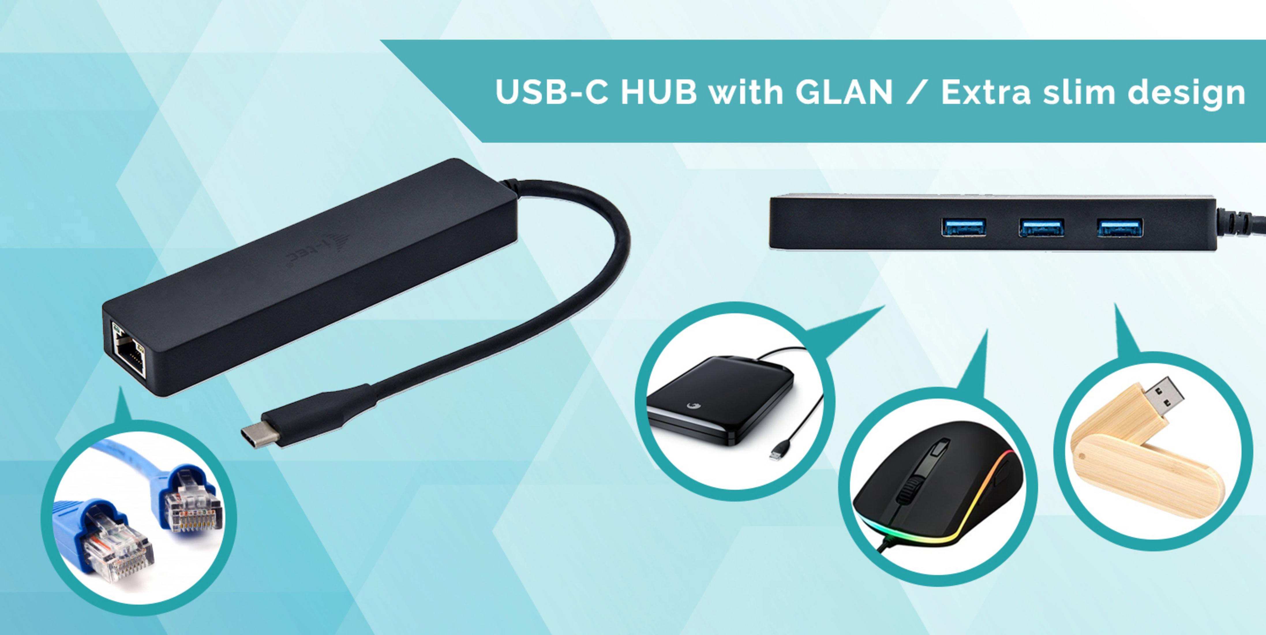 USB-C-Hub mit mehreren Anschlüssen, plus Netzwerkkabel, Maus und USB-Laufwerk. Blauer Hintergrund.