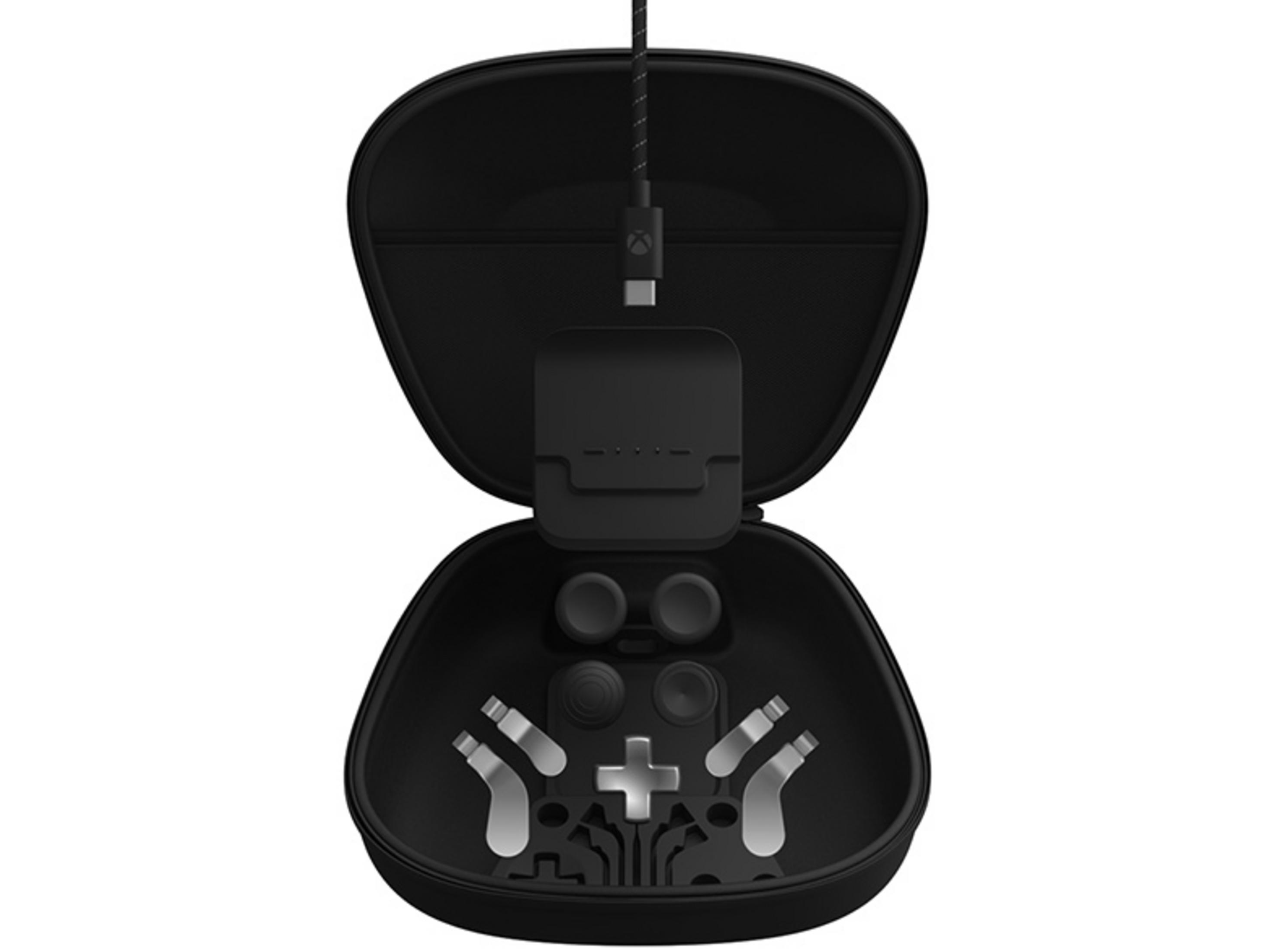 Funda negra para gamepad con controlador y cable de carga en el interior.