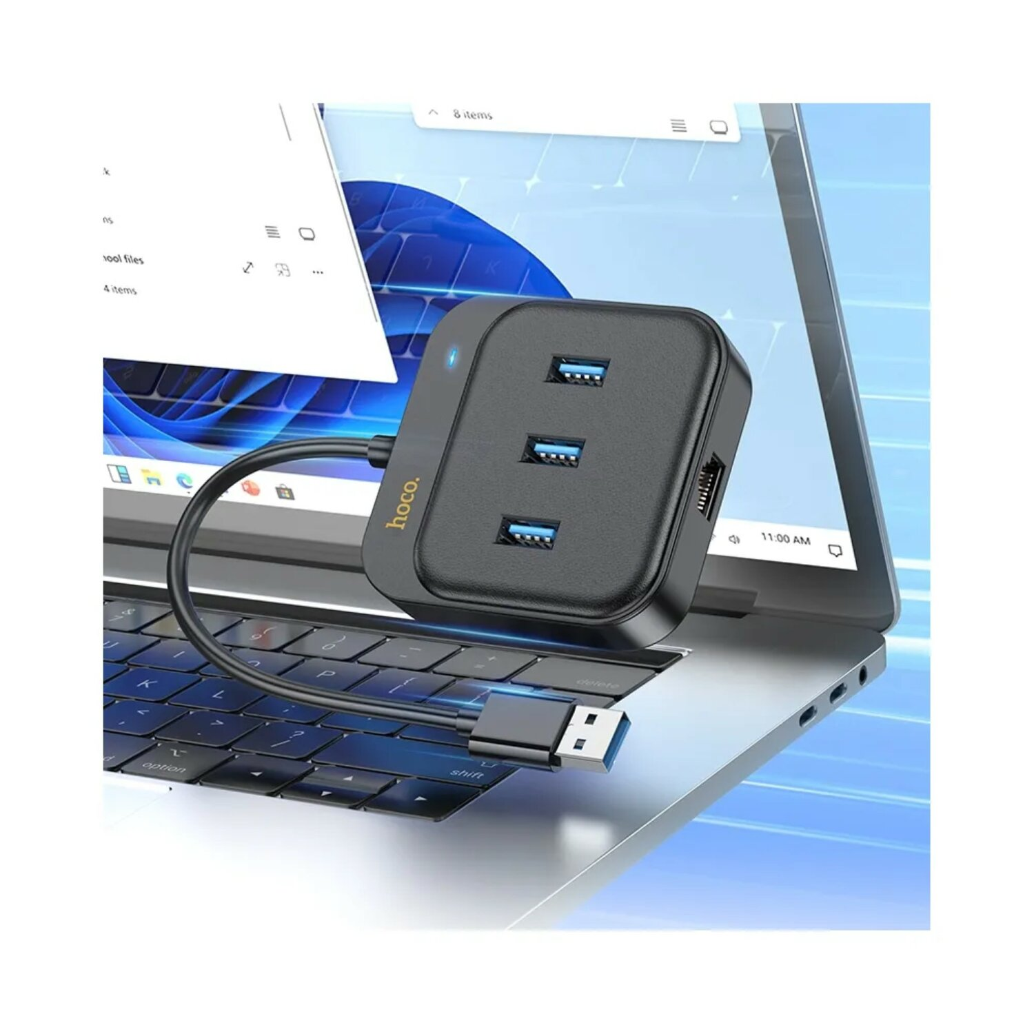 Schwarzer USB-Hub mit 3 Anschlüssen, an einen Laptop angeschlossen. Es hat ein USB-Kabel.