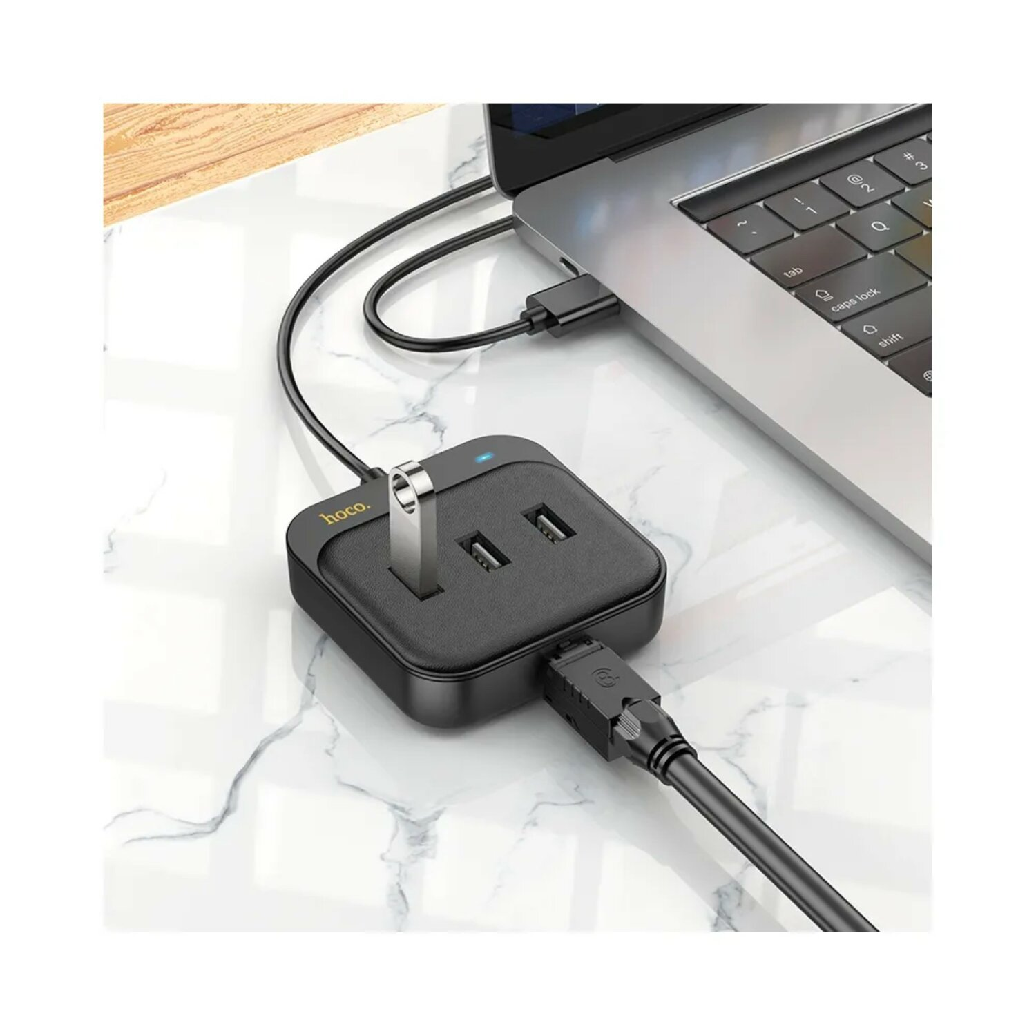 Schwarzer Hub mit USB-Anschlüssen und einem USB-Laufwerk, das an einen Laptop angeschlossen ist.