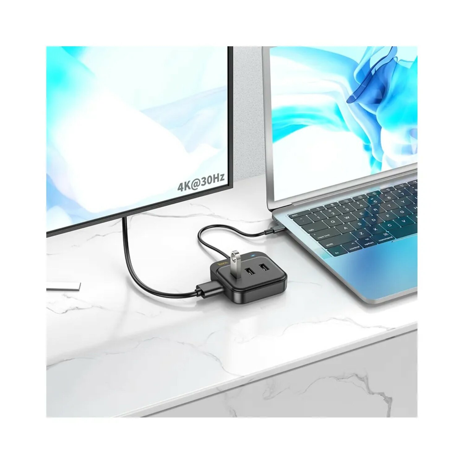 Laptop, USB-Hub und zwei Monitore. Anzeigen digitaler Inhalte.