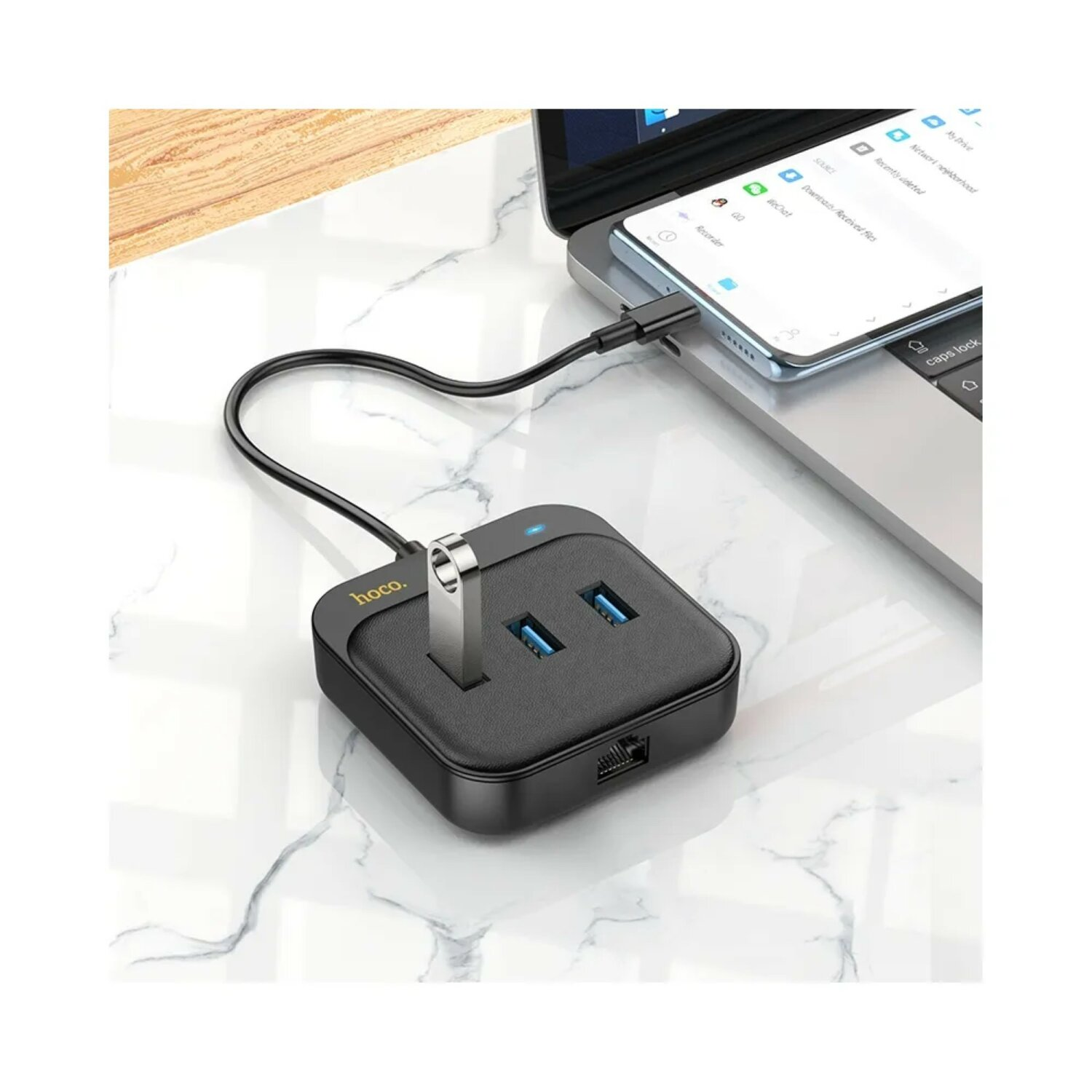 USB-Hub mit USB-C-Kabel, das mit einem Telefon und einem Laptop verbunden ist.