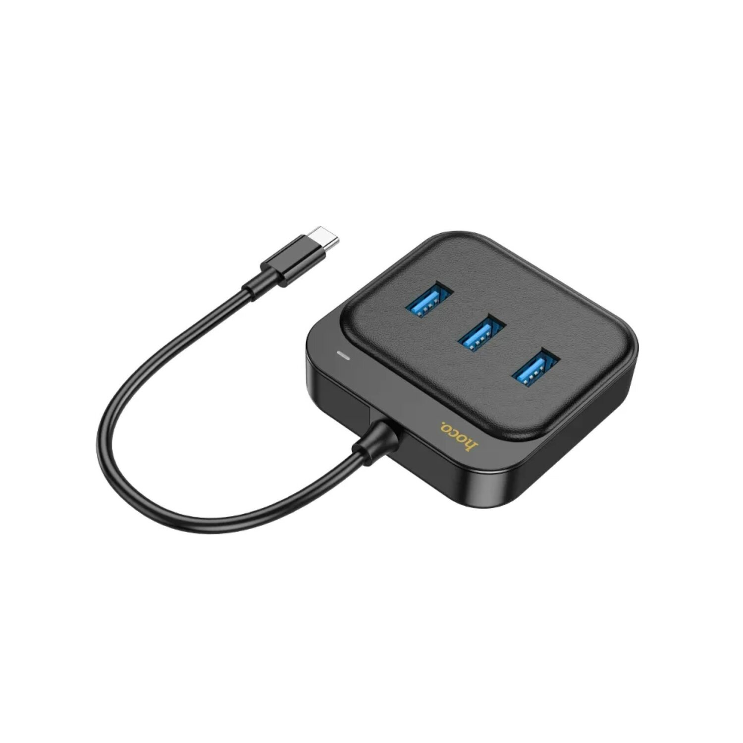 Schwarzer USB-Hub mit drei Anschlüssen und einem schwarzen Kabel. Weißer Hintergrund.