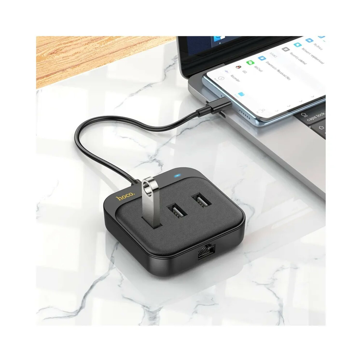 Ein Lade-Hub mit USB-Stick, zwei USB-Anschlüssen und einem an einen Laptop angeschlossenen Telefon.