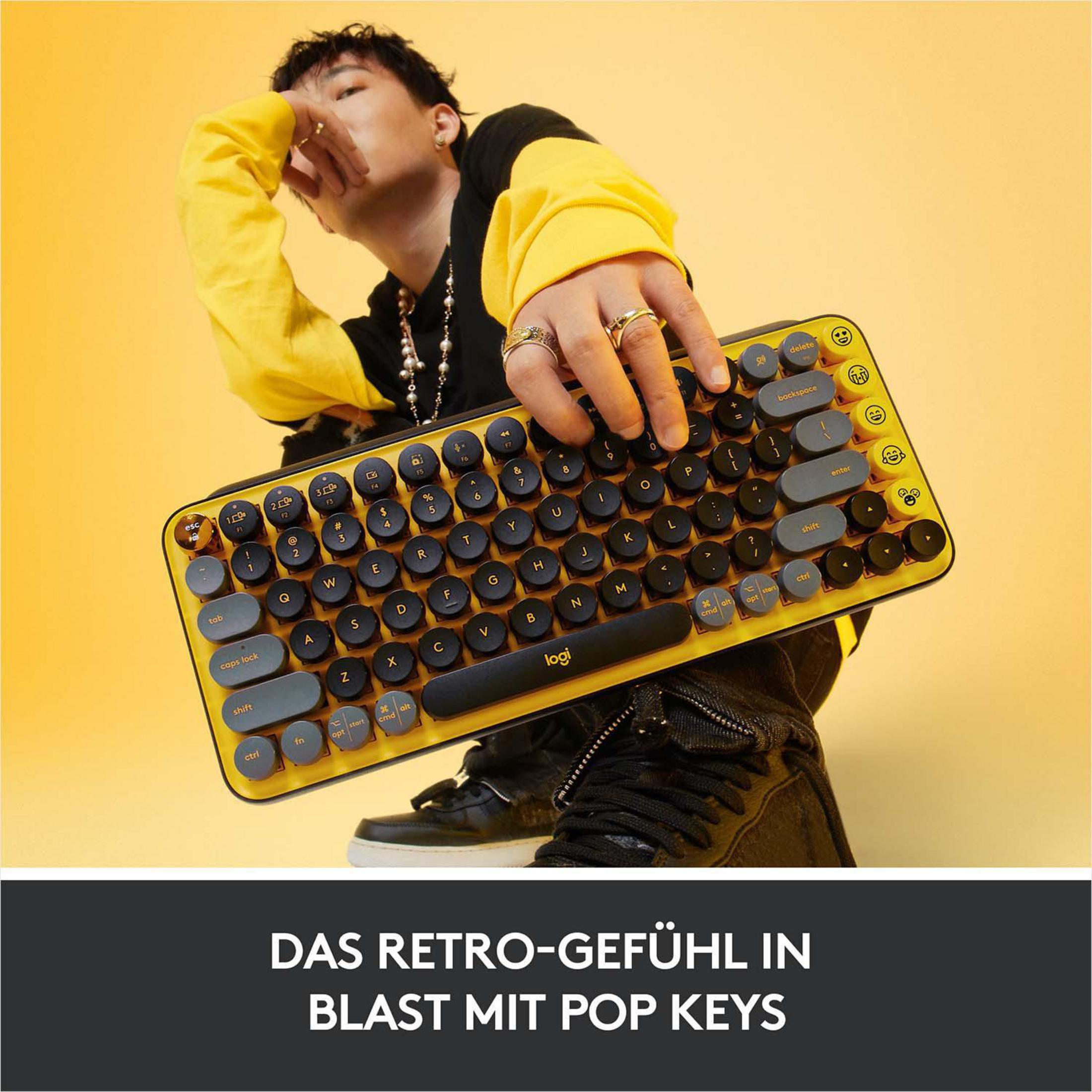 Eine Person, die eine gelb-schwarze Retro-Tastatur mit bunten Tasten hält.