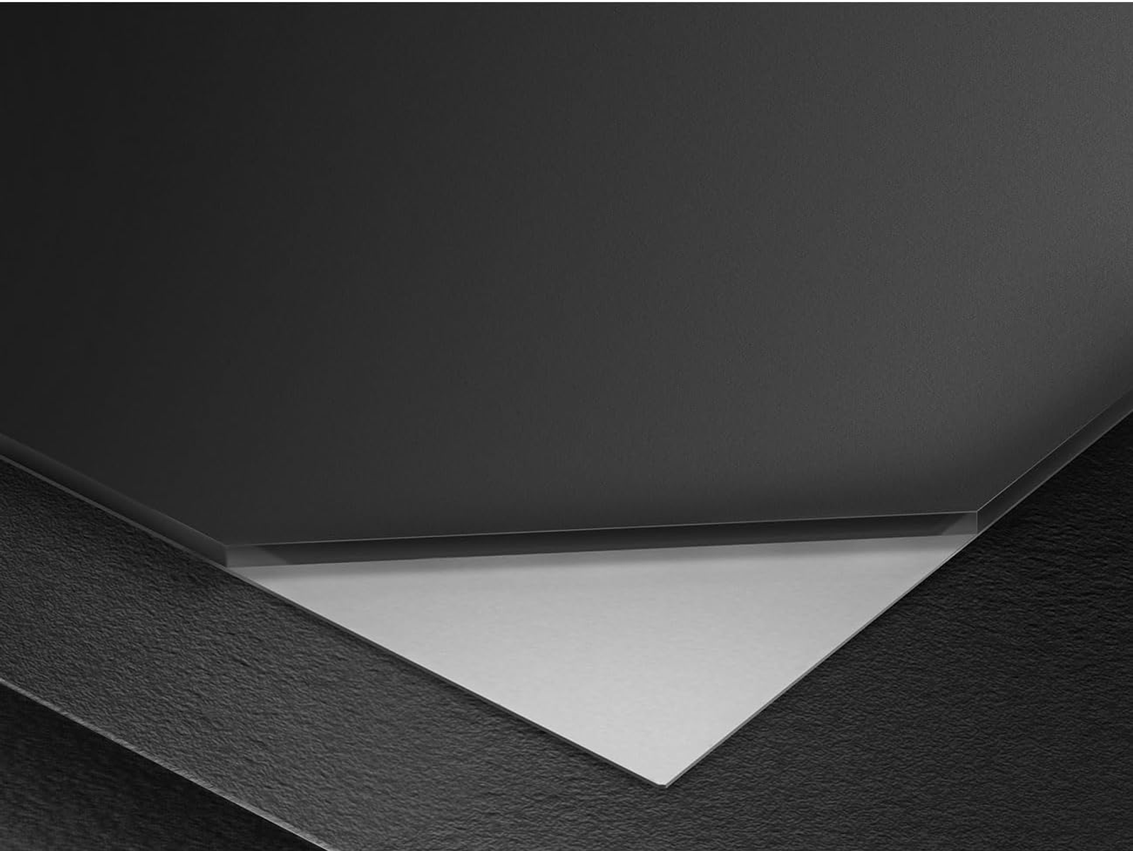 Toma abstracta de un techo. El techo está dividido en tres secciones con diferentes tonos de gris.
