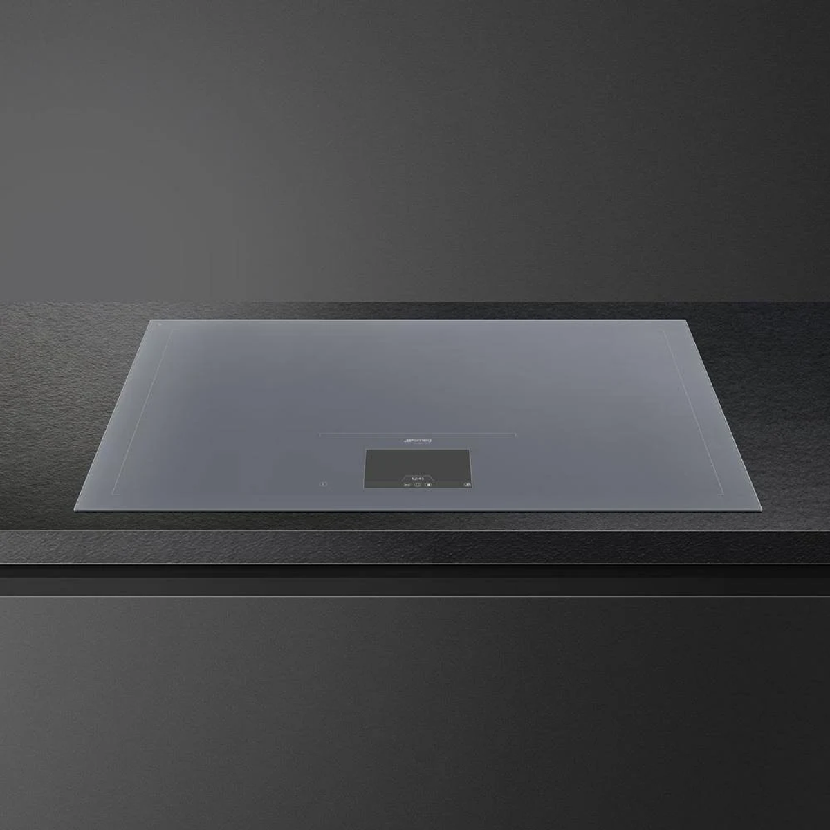 Elegante piano cottura a induzione grigio con un piccolo display.