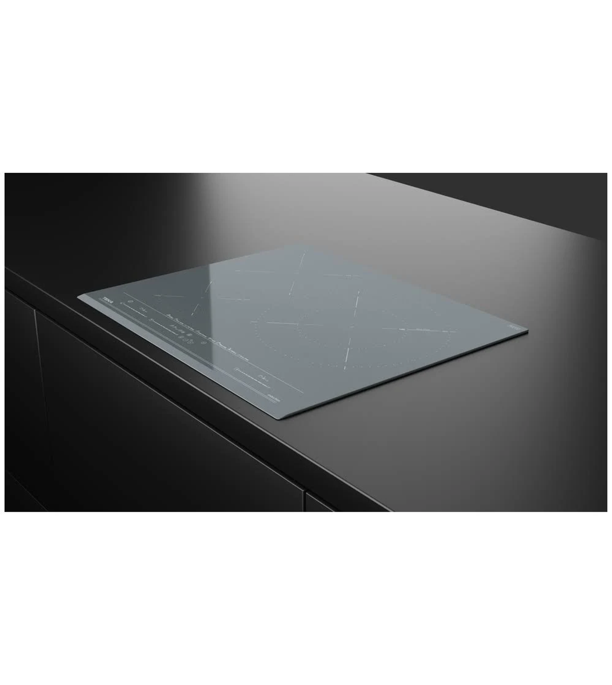 Wbudowana czarna płyta indukcyjna znajduje się na czarnym blacie kuchennym.