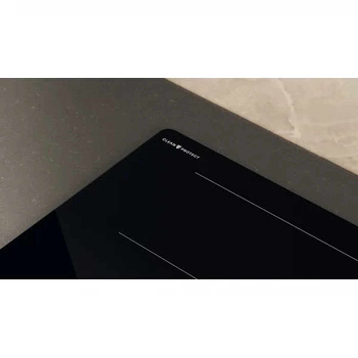 Zbliżenie czarnej płyty grzewczej z napisem "CLEAN PROTECT".