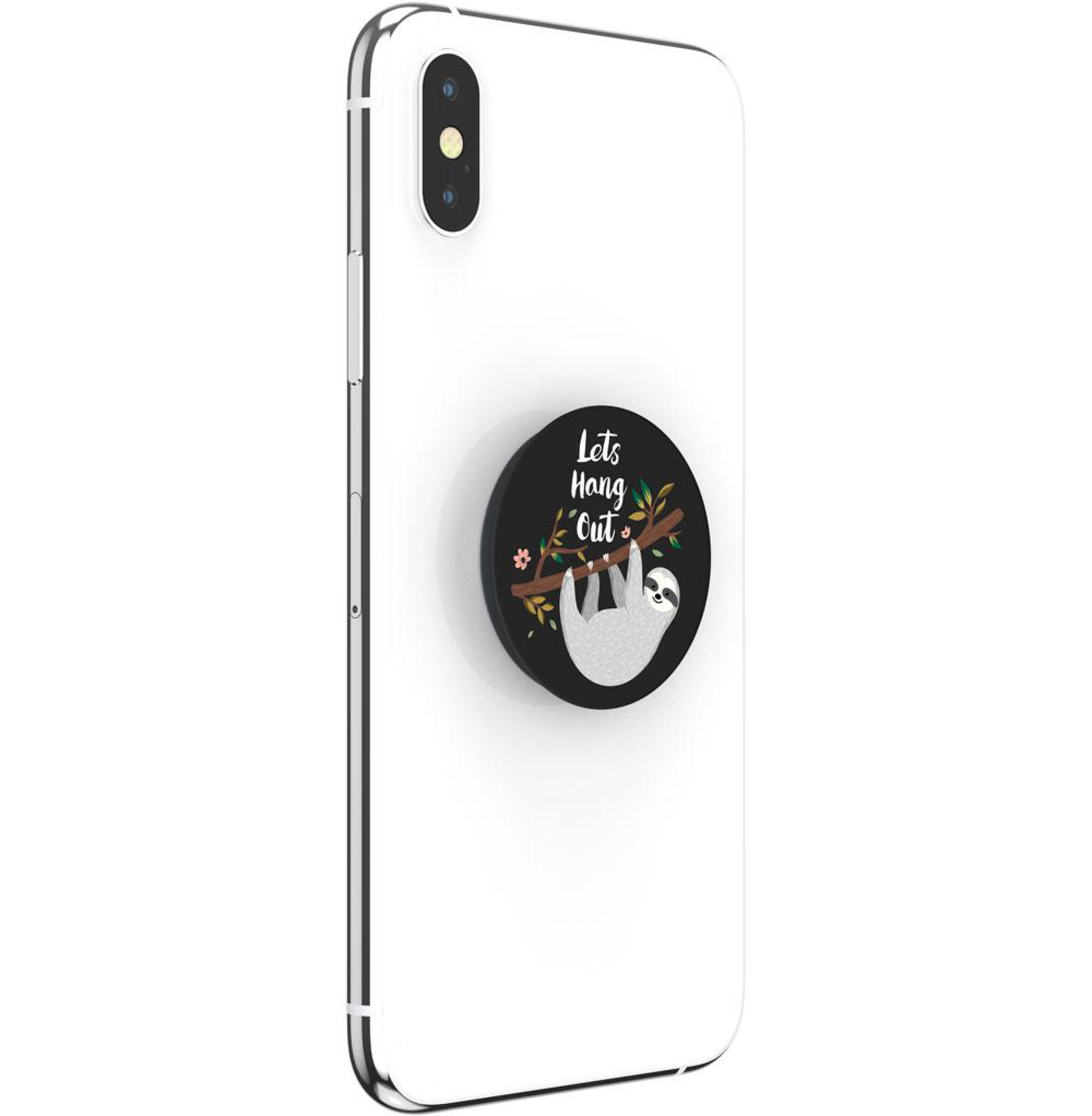 Ein schwarzer PopSocket ist an einem weißen Telefon befestigt. Es hat ein Faultier-Design und die Worte 'Lets Hang Out'.