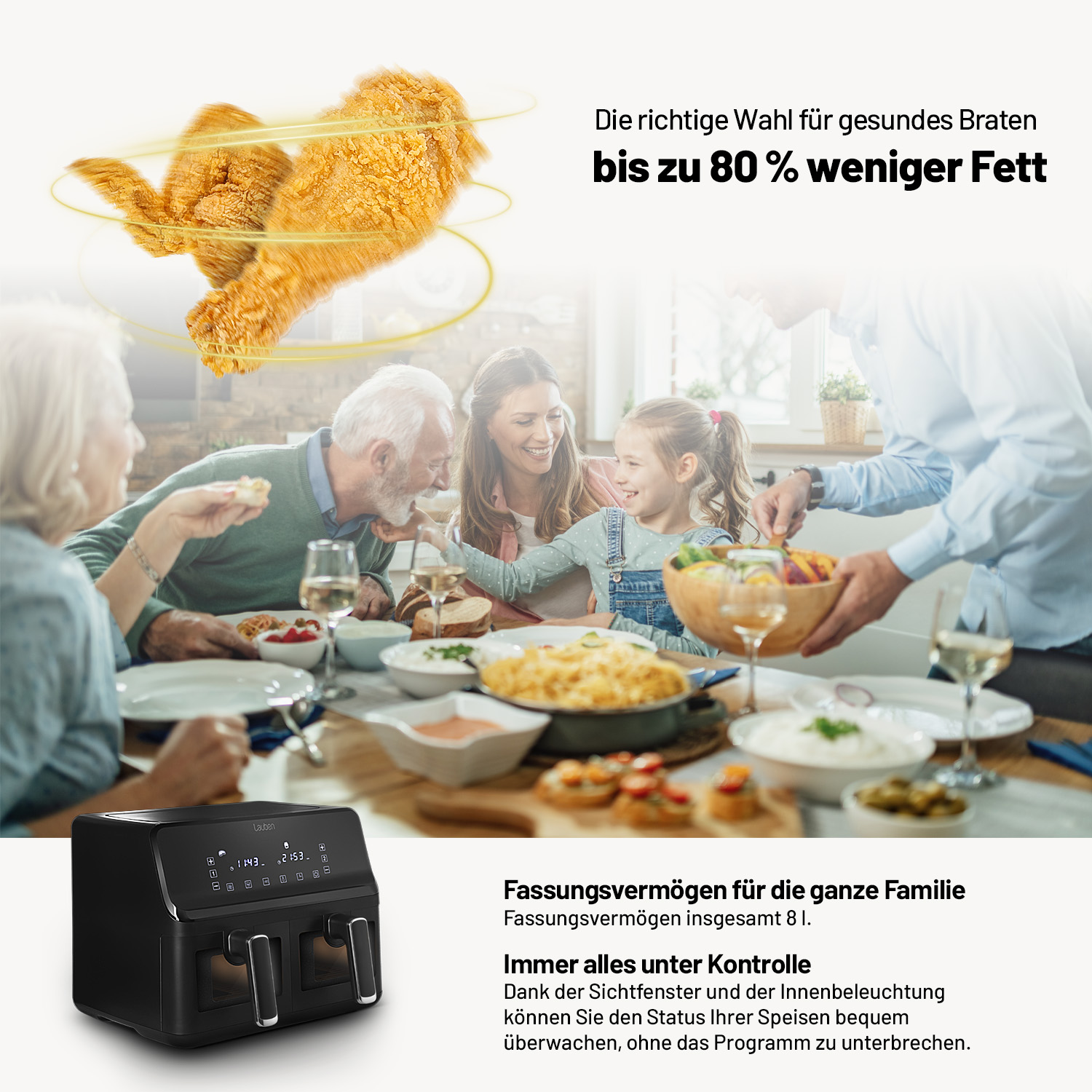 Famiglia a cena, con una friggitrice ad aria sul tavolo e pollo fritto.