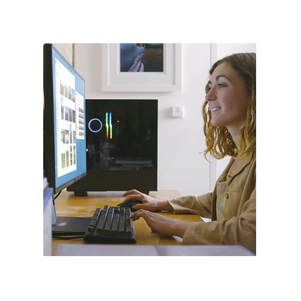 Łazienka z dwiema umywalkami, lustrem i wiszącymi światłami. Pod umywalkami zamontowano system ciepłej wody.