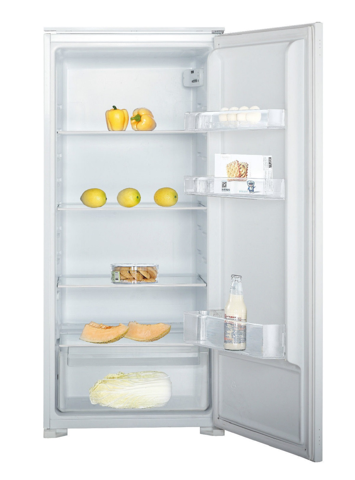 Ein offener weißer Kühlschrank mit verschiedenen Lebensmitteln auf Regalen, darunter Obst und verpackte Waren.