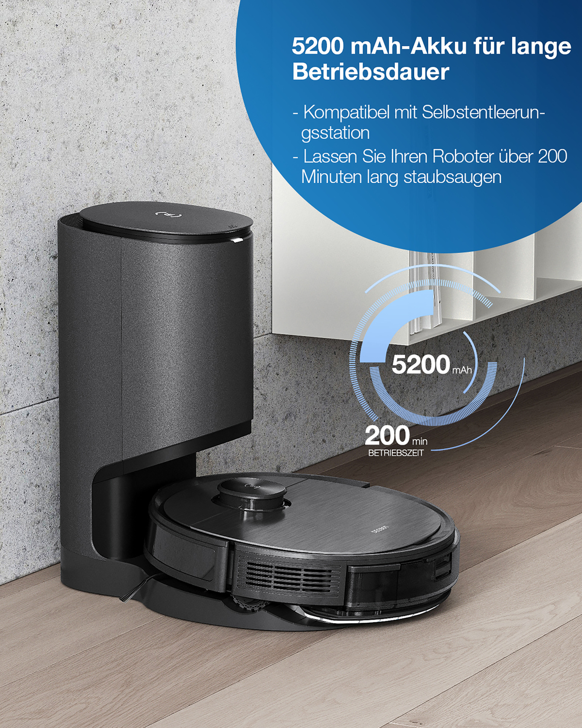 Ein schwarzer Roboter-Staubsauger neben seiner Ladestation. Text zeigt einen 5200 mAh Akku an.