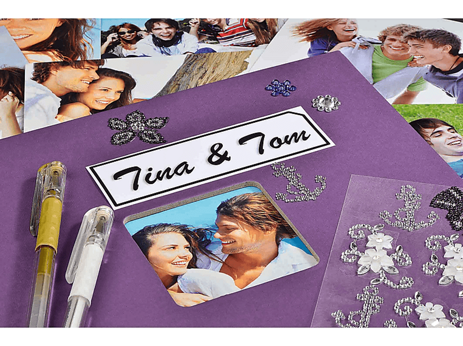 Zdjęcia na fioletowym papierze z długopisem i dekoracjami. Zdjęcie pary w środku, imię Tina & Tom.