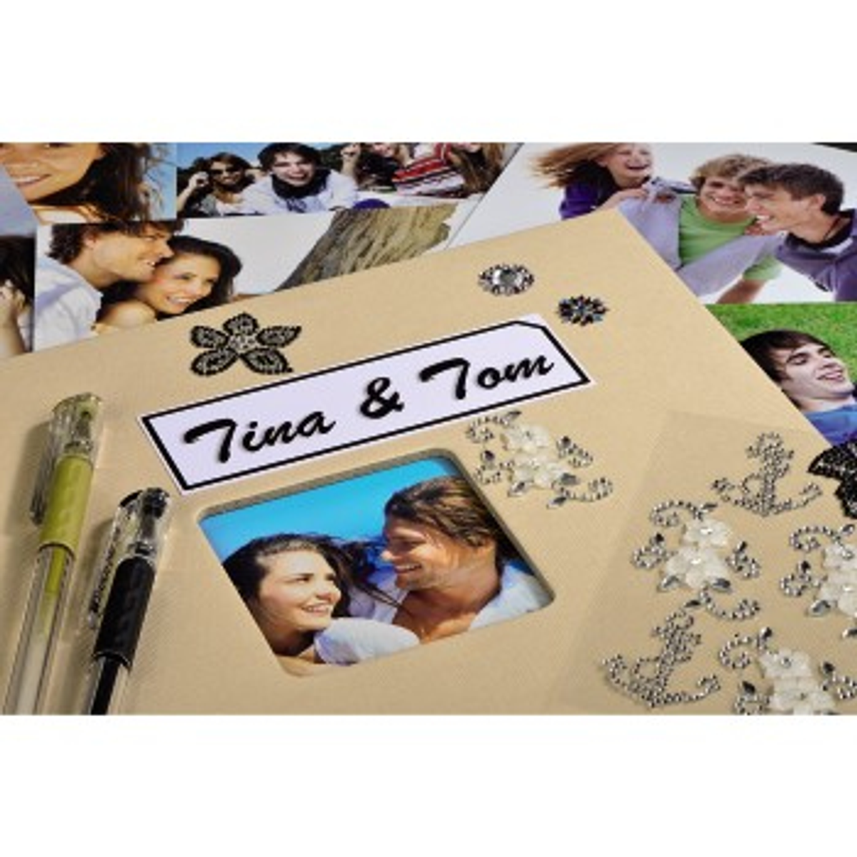 Album ze zdjęciami pary i przyjaciół. Widoczne ozdoby i długopisy.