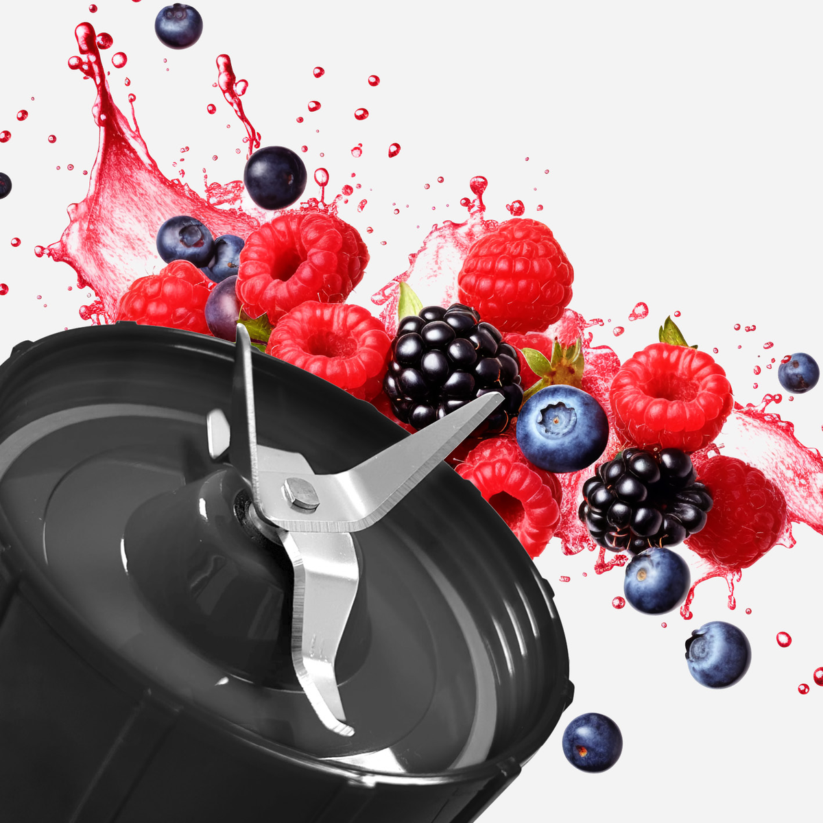 Mixer mit Beeren und rotem Spritzer, dunkelgrauer Sockel.