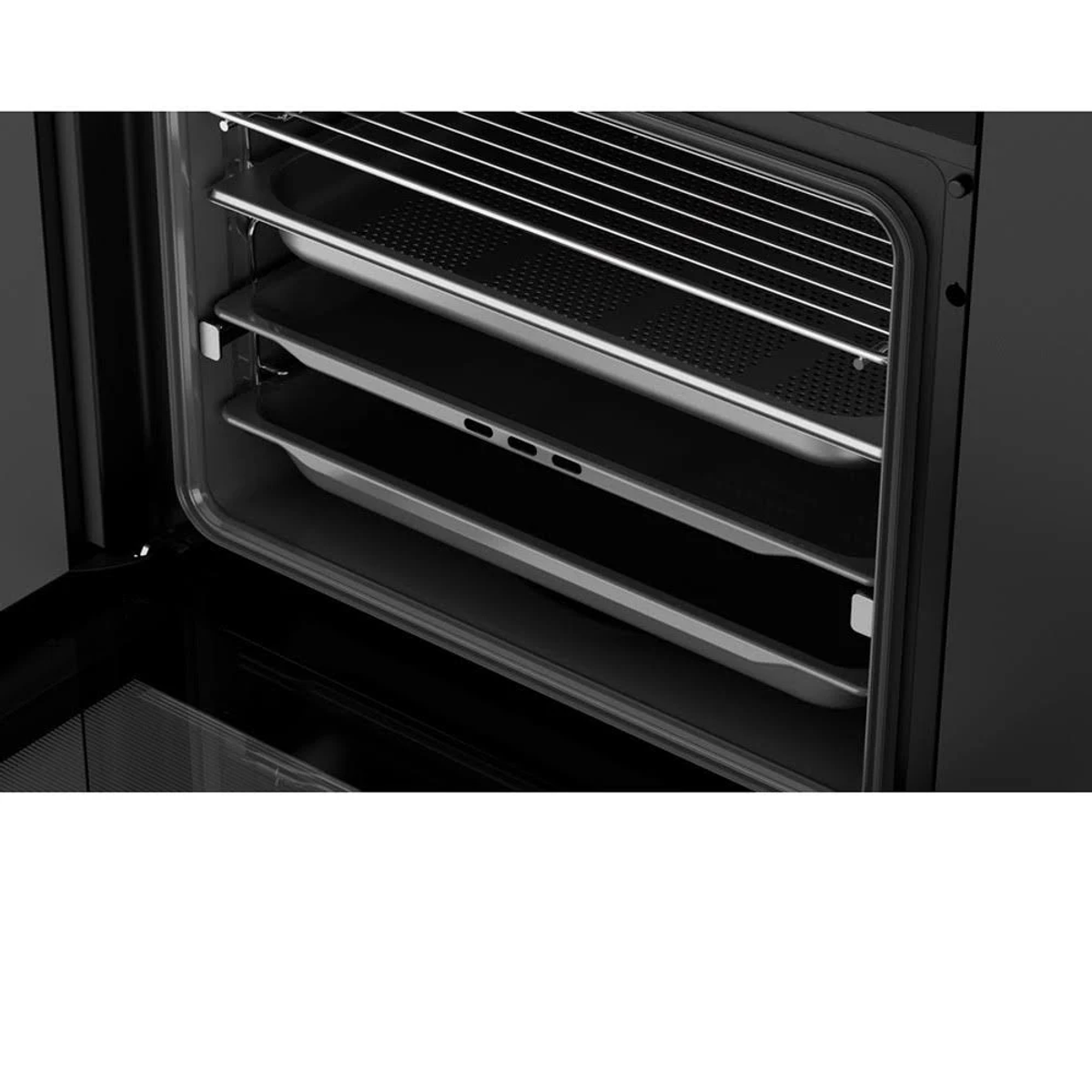 Interior del horno con tres bandejas y una rejilla metálica. Interior oscuro, negro.